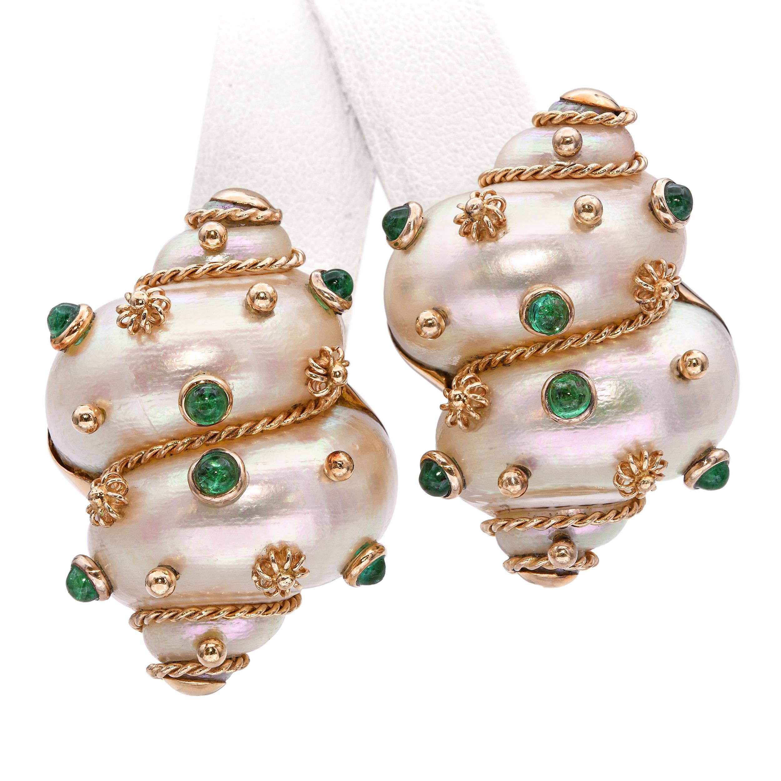 Boucles d'oreilles à pince en or jaune 18 ct Turbo Shell et Emeraude Bon état - En vente à New York, NY