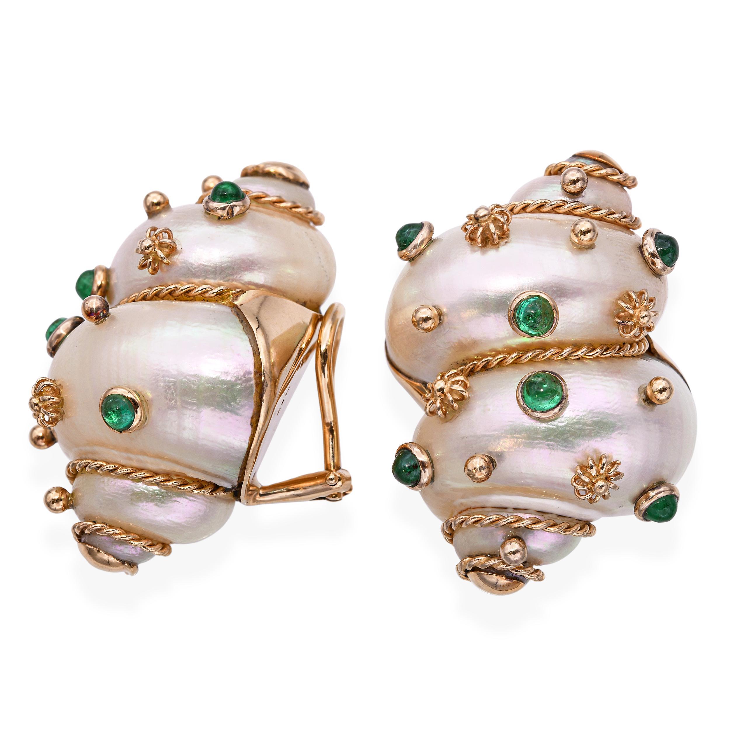 Boucles d'oreilles à pince en or jaune 18 ct Turbo Shell et Emeraude en vente 1