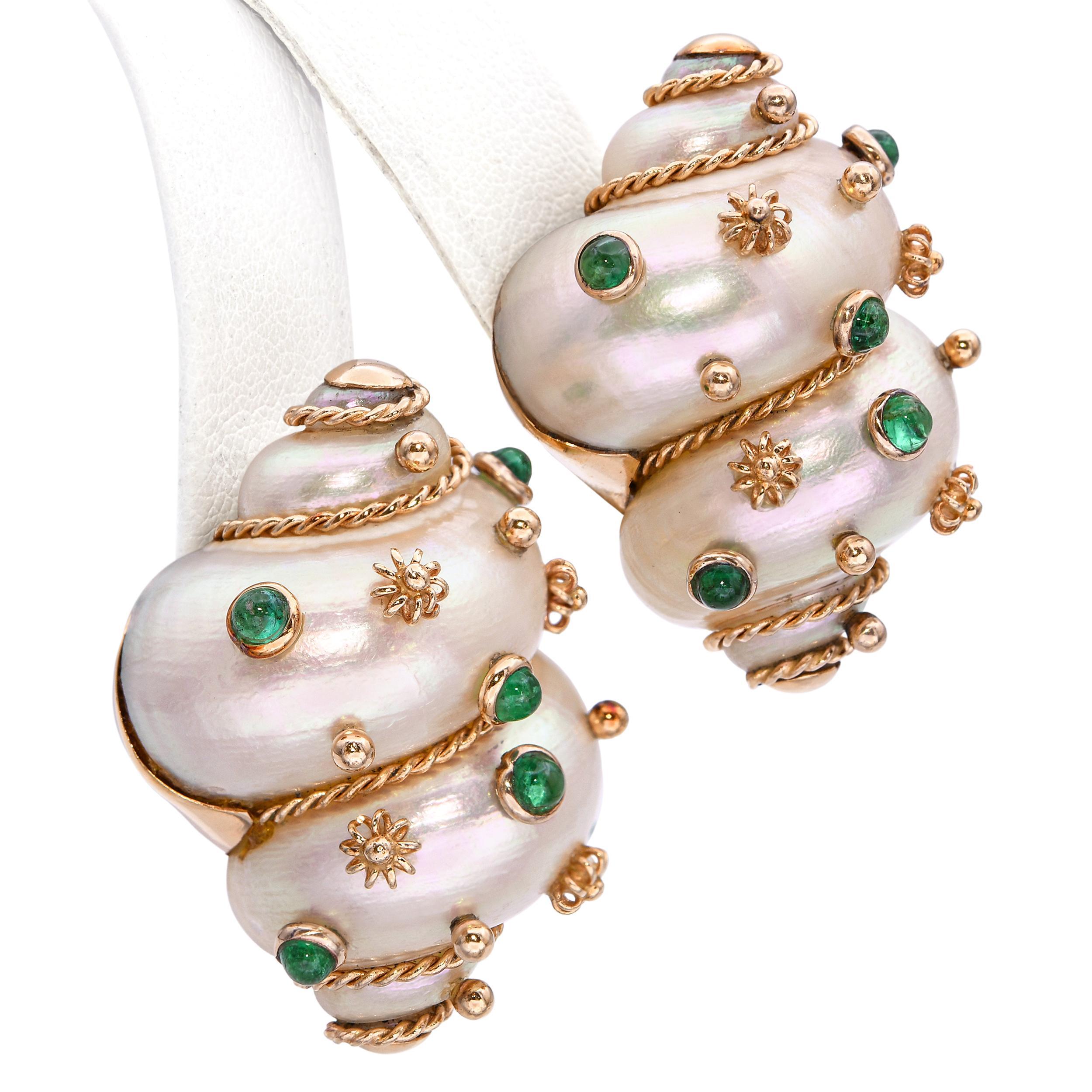 Boucles d'oreilles à pince en or jaune 18 ct Turbo Shell et Emeraude en vente 1