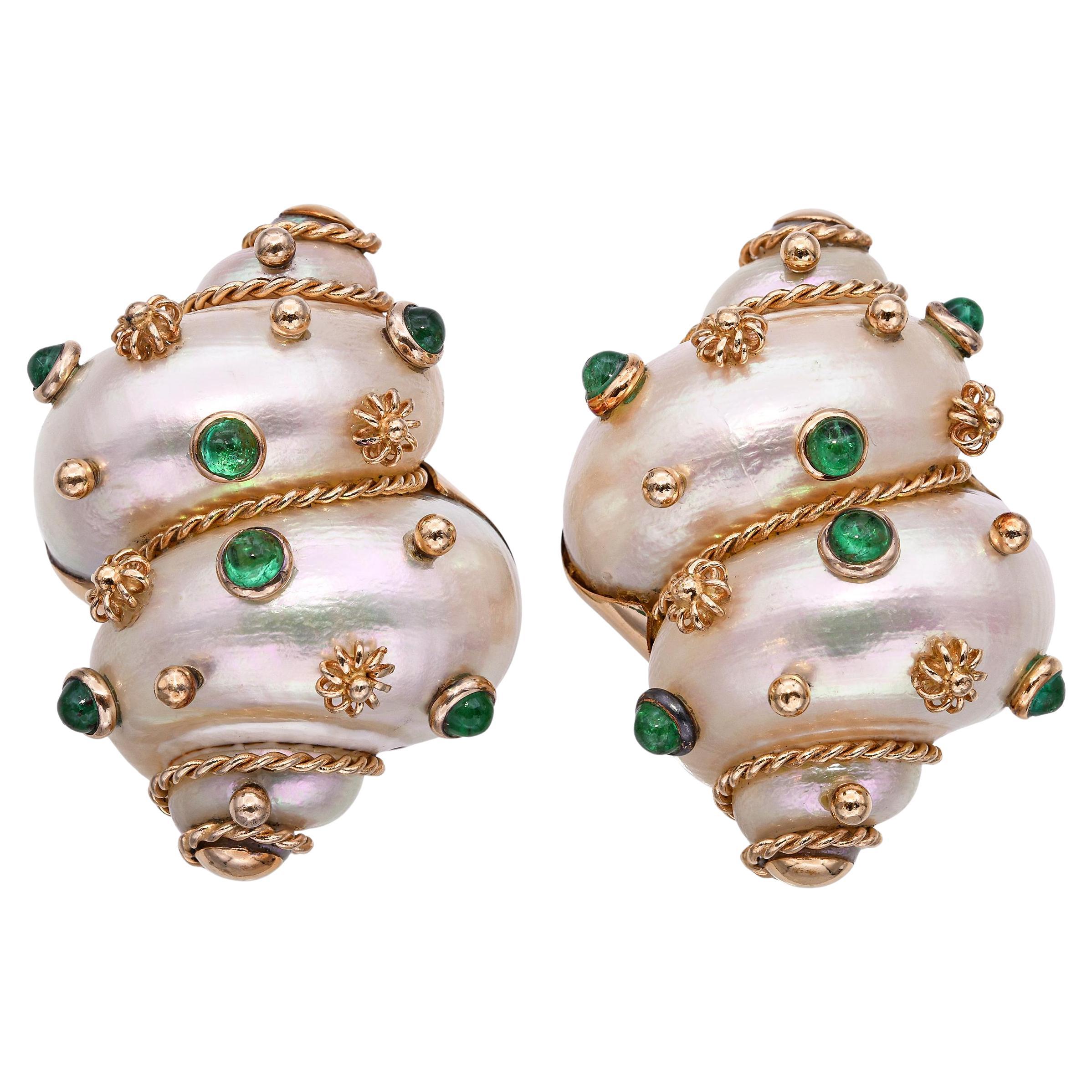 Boucles d'oreilles à pince en or jaune 18 ct Turbo Shell et Emeraude en vente