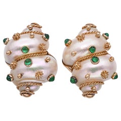 Boucles d
oreilles à pince en or jaune 18 ct Turbo Shell et Emeraude