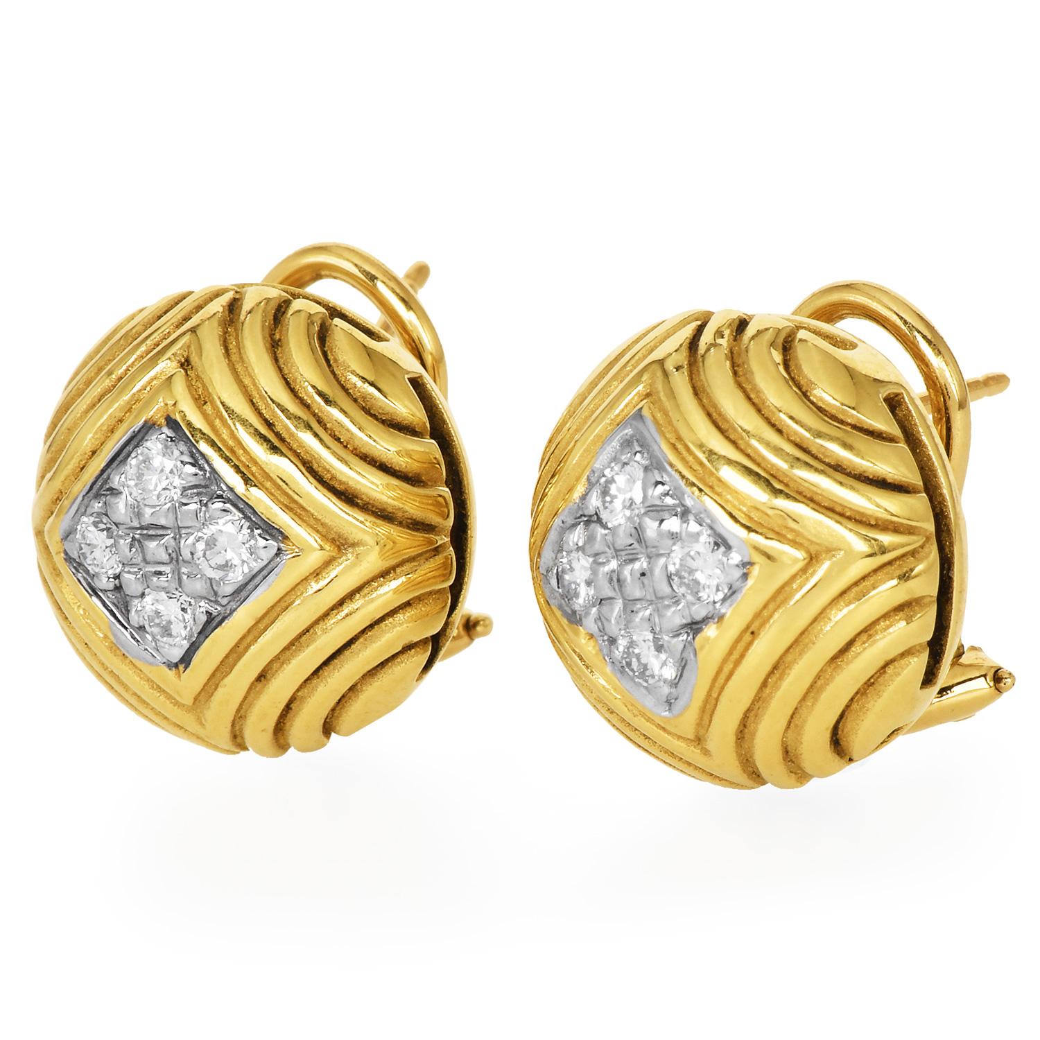Questi eleganti orecchini tondi anni '90, Designed By Maz, sono un esempio lampante di eleganza senza tempo e di raffinata artigianalità.

Realizzati in oro giallo massiccio 18 carati, gli orecchini presentano un design centrale con quattro diamanti