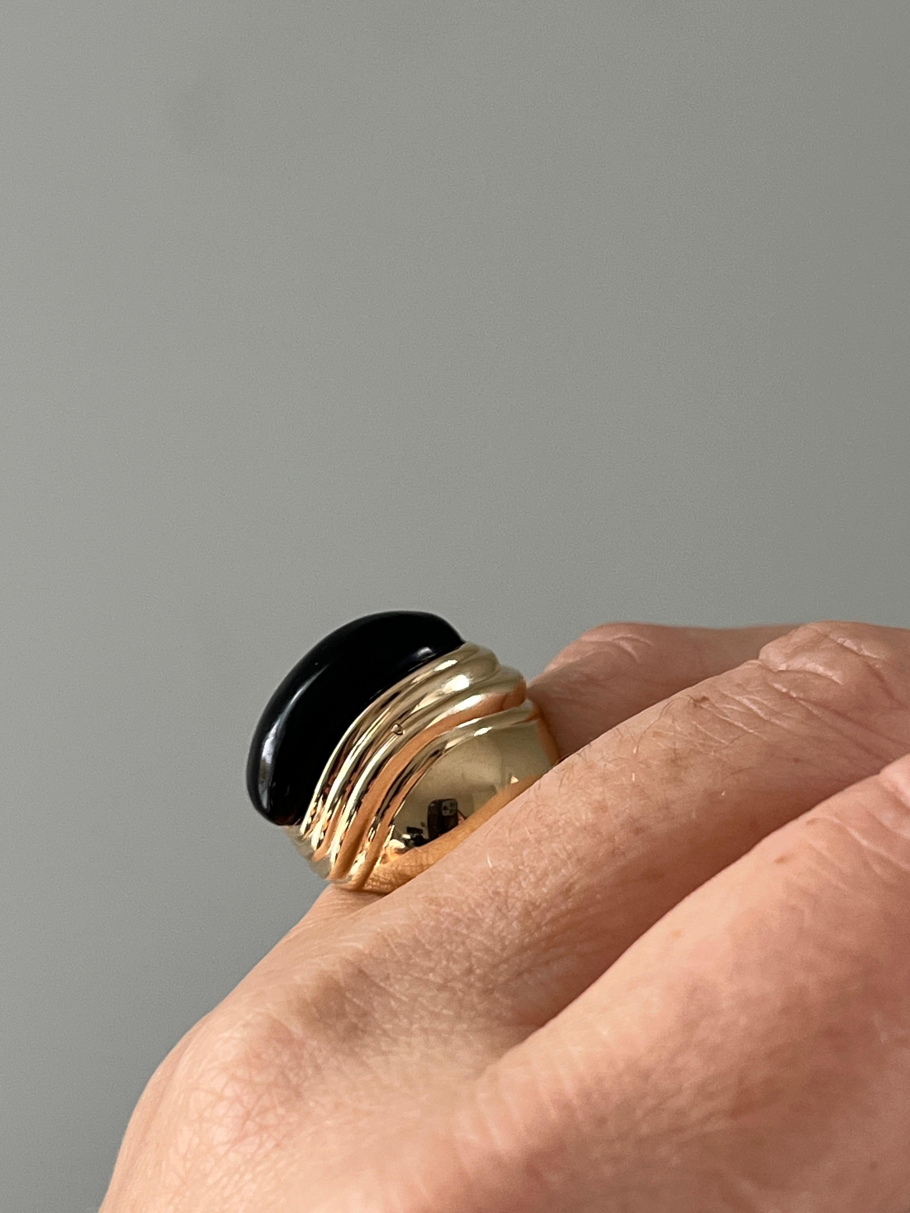 Maz Contemporary Cabochon Onyx and Yellow Gold Statement Ring In Good Condition For Sale In Towson, MD