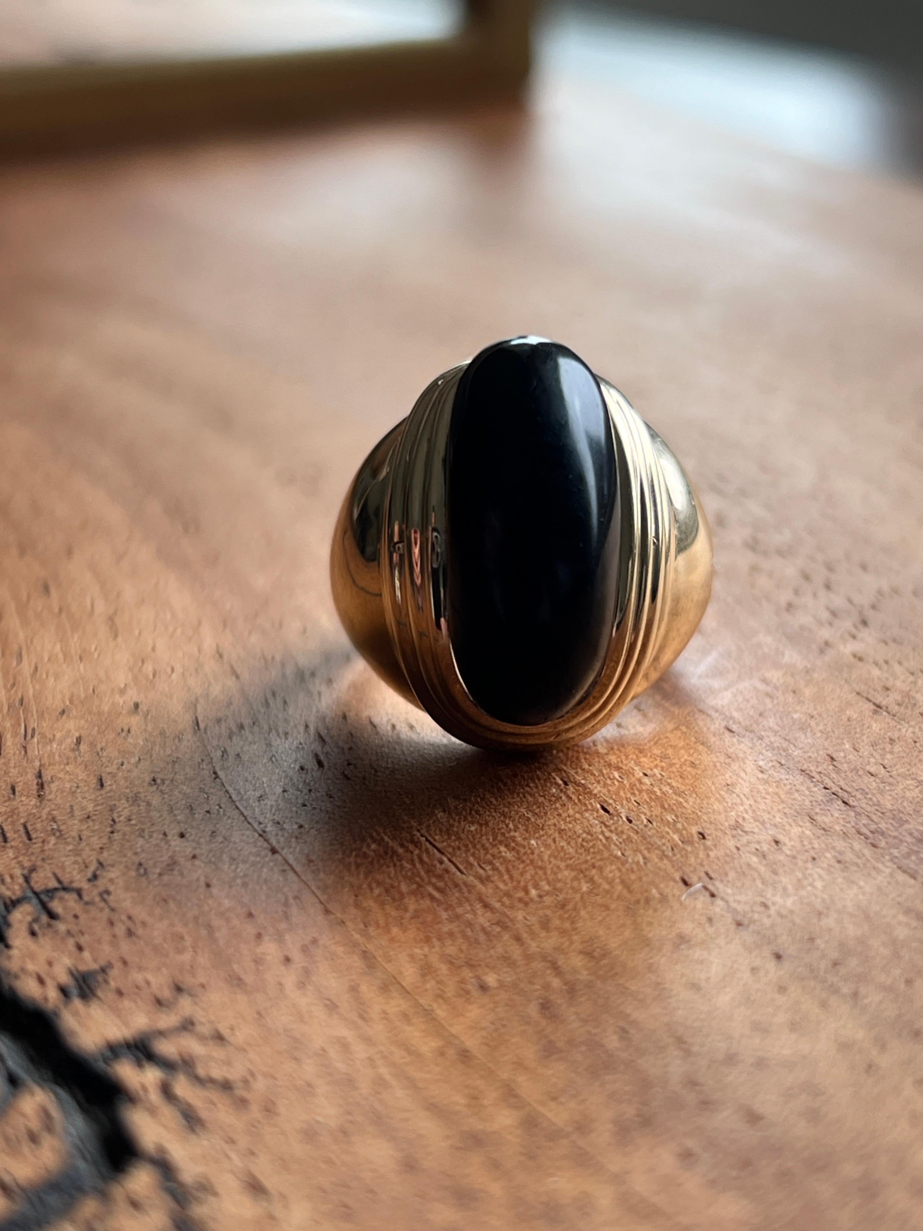 Maz Contemporary Cabochon Onyx and Yellow Gold Statement Ring For Sale 4