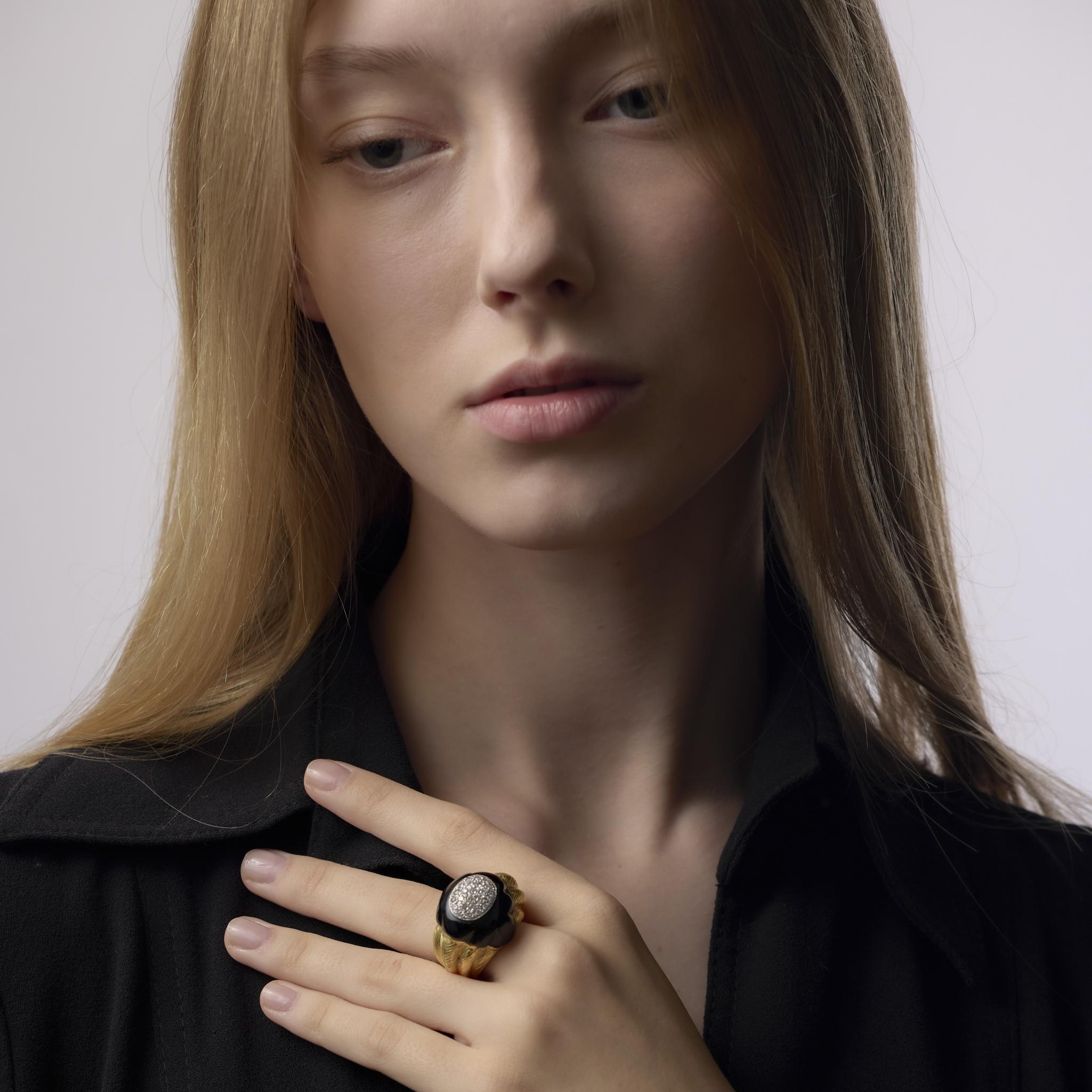 Taille brillant Bague de cocktail en or jaune 18 carats diamant onyx en vente