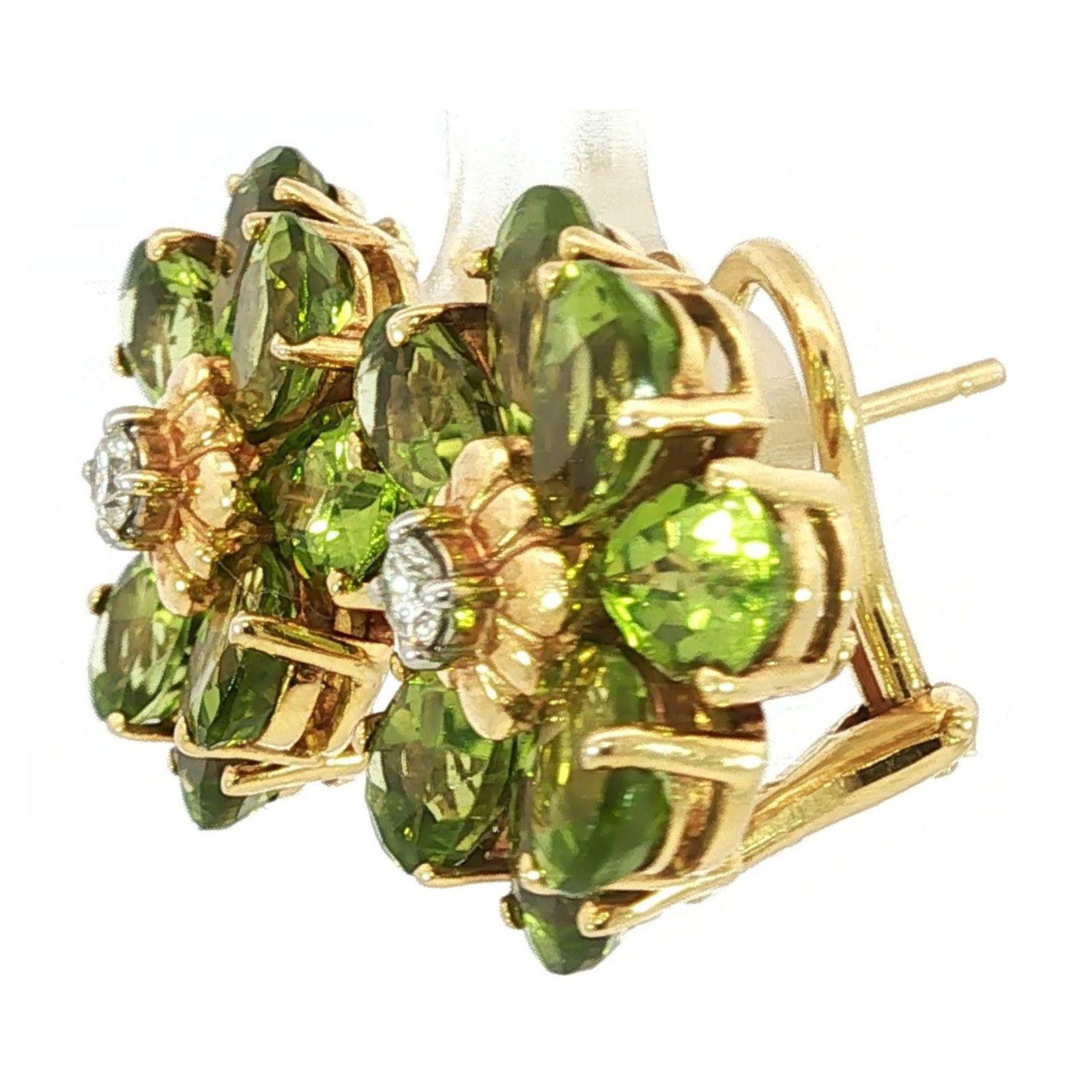 Boucles d'oreilles fleurs en or jaune 14k Boucles d'oreilles diamant péridot ~12.32ctw

Ces boucles d'oreilles vibrantes de Maz sont fabriquées en or jaune 14k et conçues comme des grappes florales luxuriantes. Chaque pétale est formé de péridots