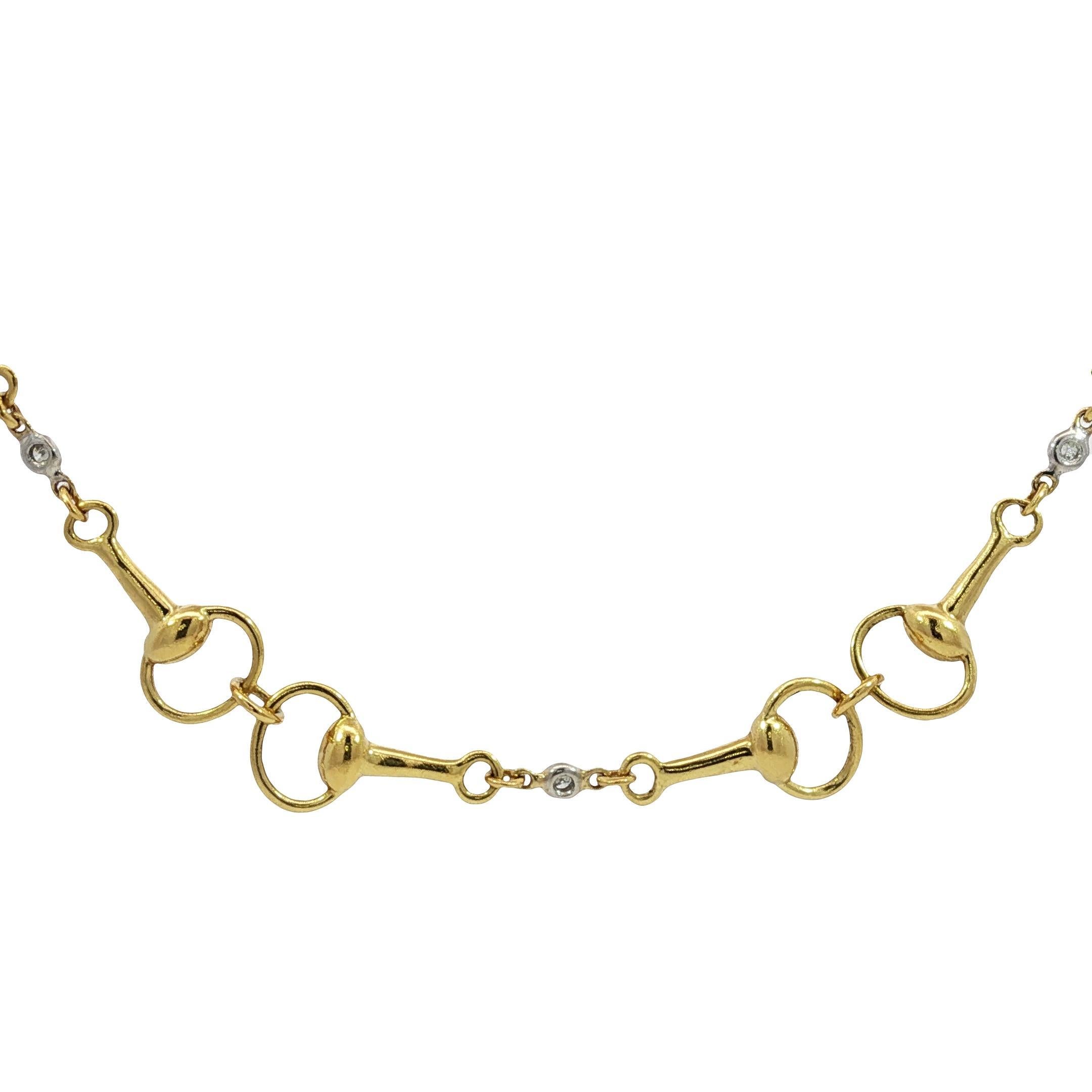 MAZ Horsebit 18K Collana con castone di diamanti A Link in oro giallo e bianco 18 carati

Incastonata in oro giallo 18 carati, questa collana presenta una finitura luminosa e una caratteristica chiusura ad alamaro che unisce funzionalità e stile