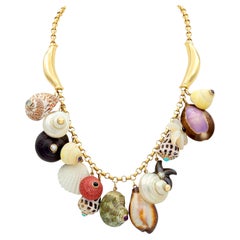 Collana con frange di conchiglie contemporanea in oro giallo 14 carati con più gemme di Maz