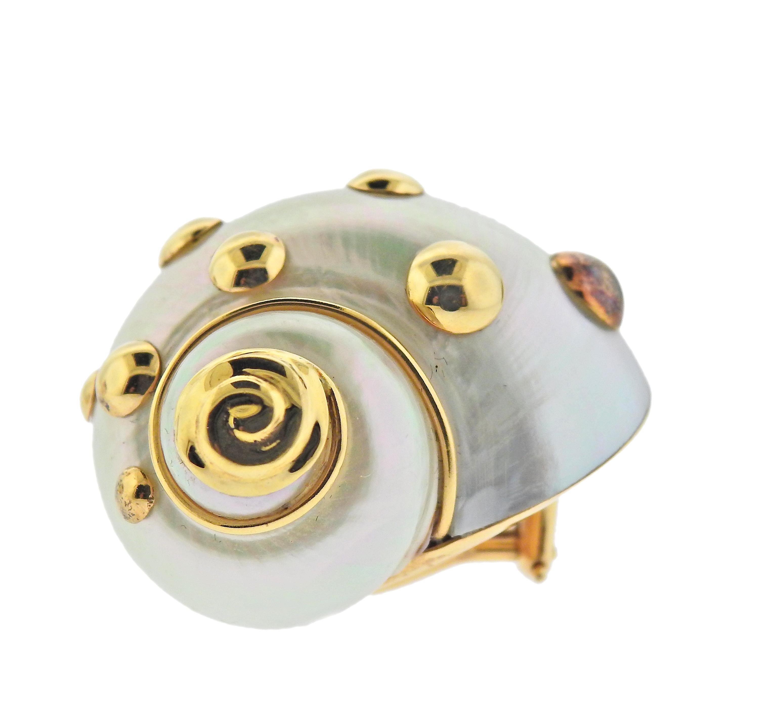 Coppia di orecchini in oro 14k con conchiglia. Misura 30mm x 25mm. Marcato MAZ 14k. Peso - 22,1 grammi. 