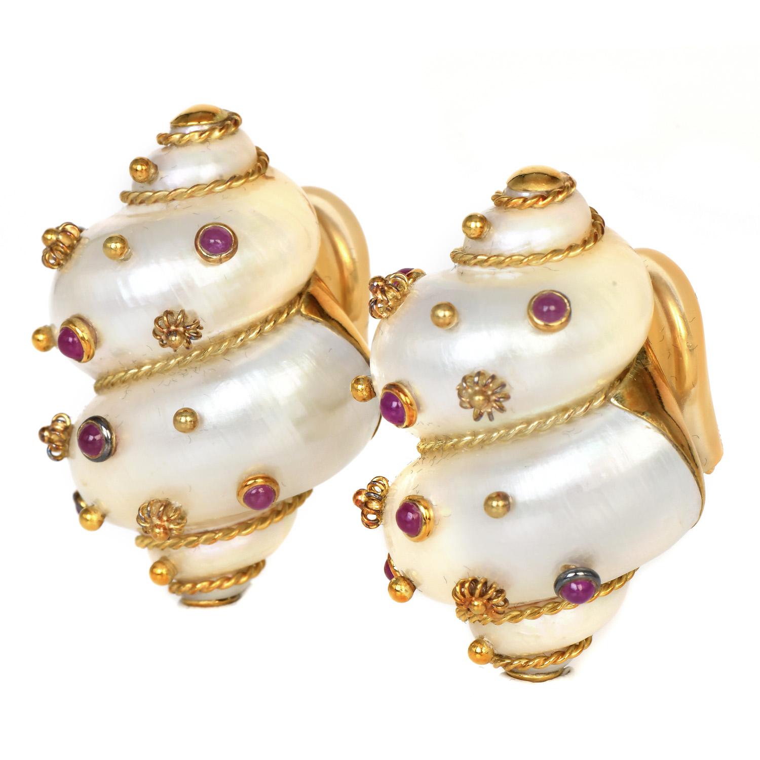 Vintage retro Conch Sell Motif rope design clip-on earrings for all the sea lovers!

The brand MAZ is characterized by its high-quality shell-style designs.

Crafted in18K Yellow gold, displays (12) cabochon round-cut genuine rubies, bezel Set,