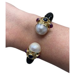 Maz, Gelbgold, geschnitzter Onyx und Edelstein-Armreif