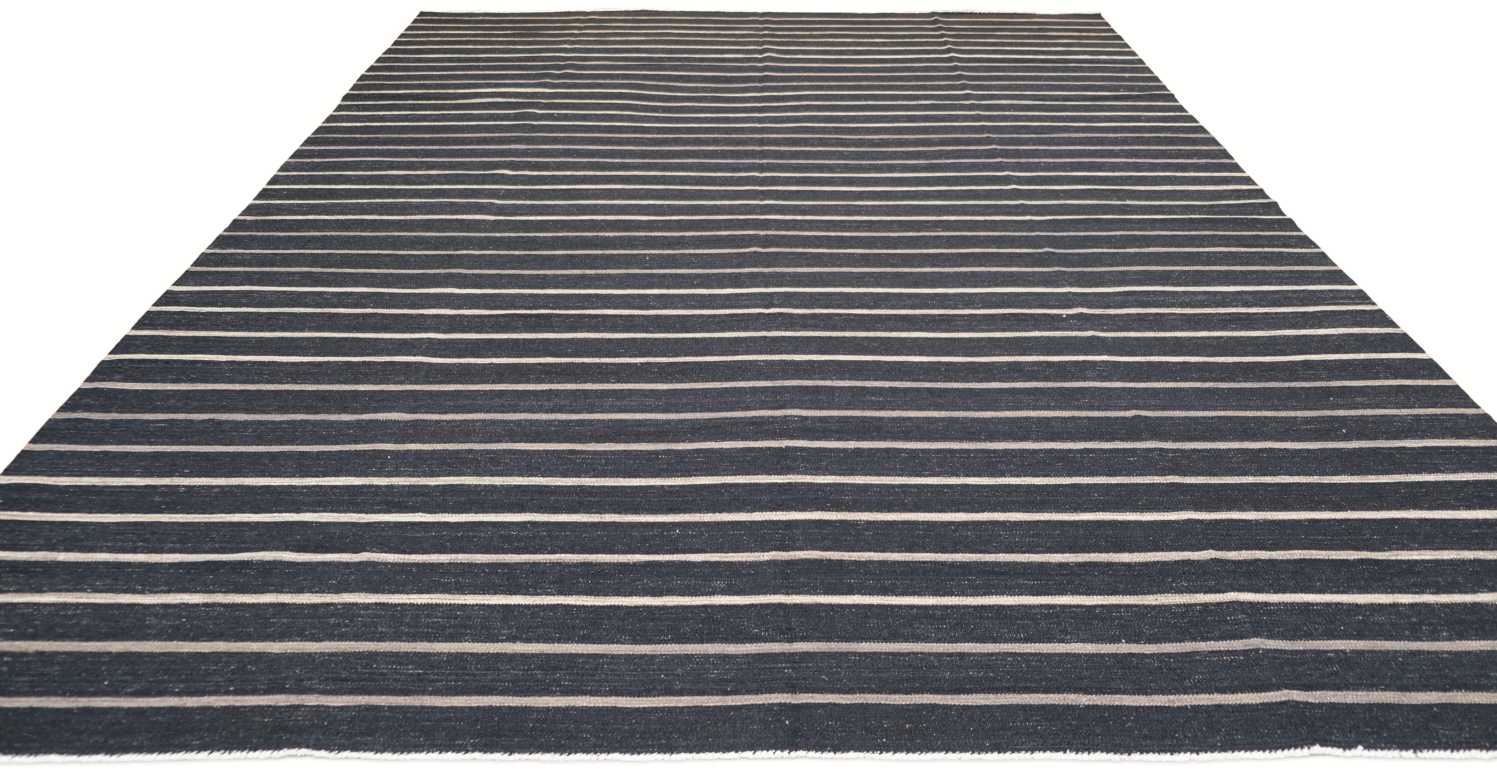 Pakistano Kilim Mazandaran a righe a trama piatta color carbone e taupe 9'1''x12'1'' in vendita