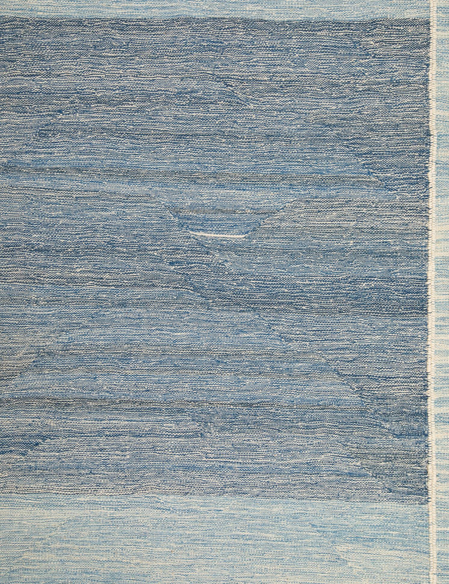Dies ist ein atemberaubender Flachgewebeteppich im minimalistischen Stil der Mitte des Jahrhunderts.  Die handgefertigte Natur des Stücks bringt schöne Variationen in den Blautönen hervor.  Sie können satte Farbtöne von Meerschaum, Ozean- und
