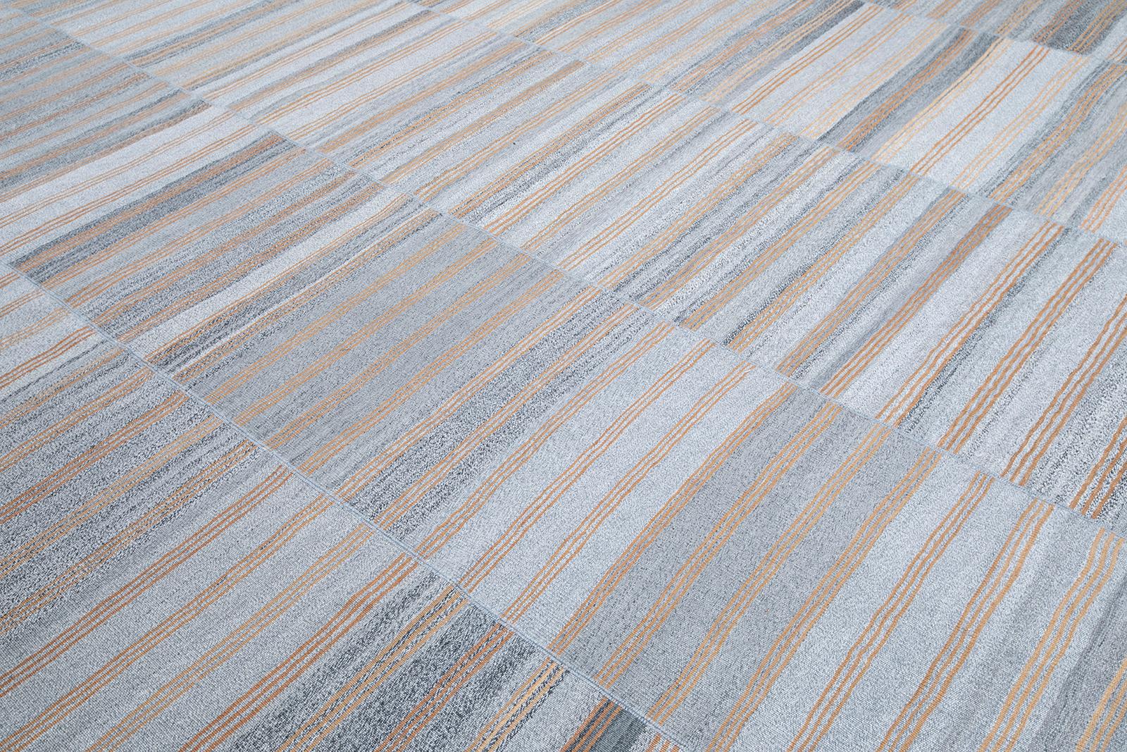 Handgewebter Flachgewebe-Teppich im Mazandaran-Stil in Grau mit Orange (Afghanisch) im Angebot