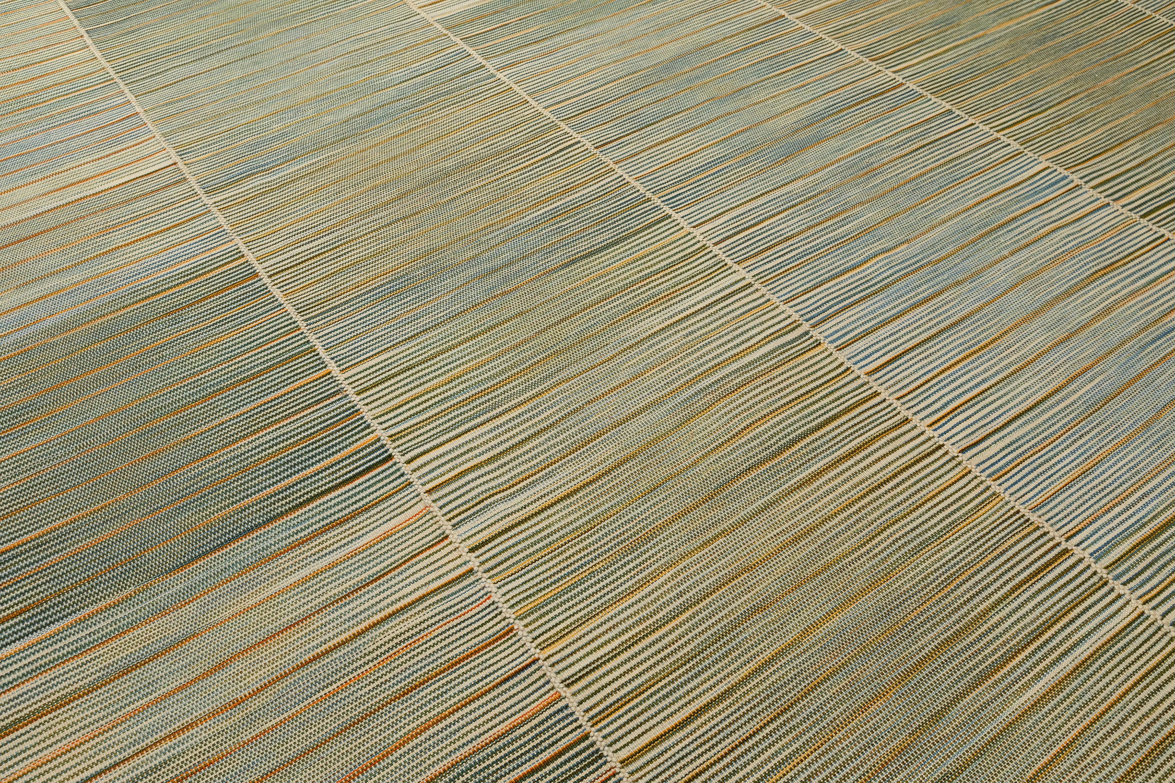 Dieser Mazandaran-Flachgewebeteppich von Nasiri Carpets ist eine moderne Interpretation des persischen Weberbes. Er ist ein raffiniertes, minimalistisches Stück, das im Norden Irans aus handgesponnener Wolle und natürlichen Pflanzenfarben handgewebt