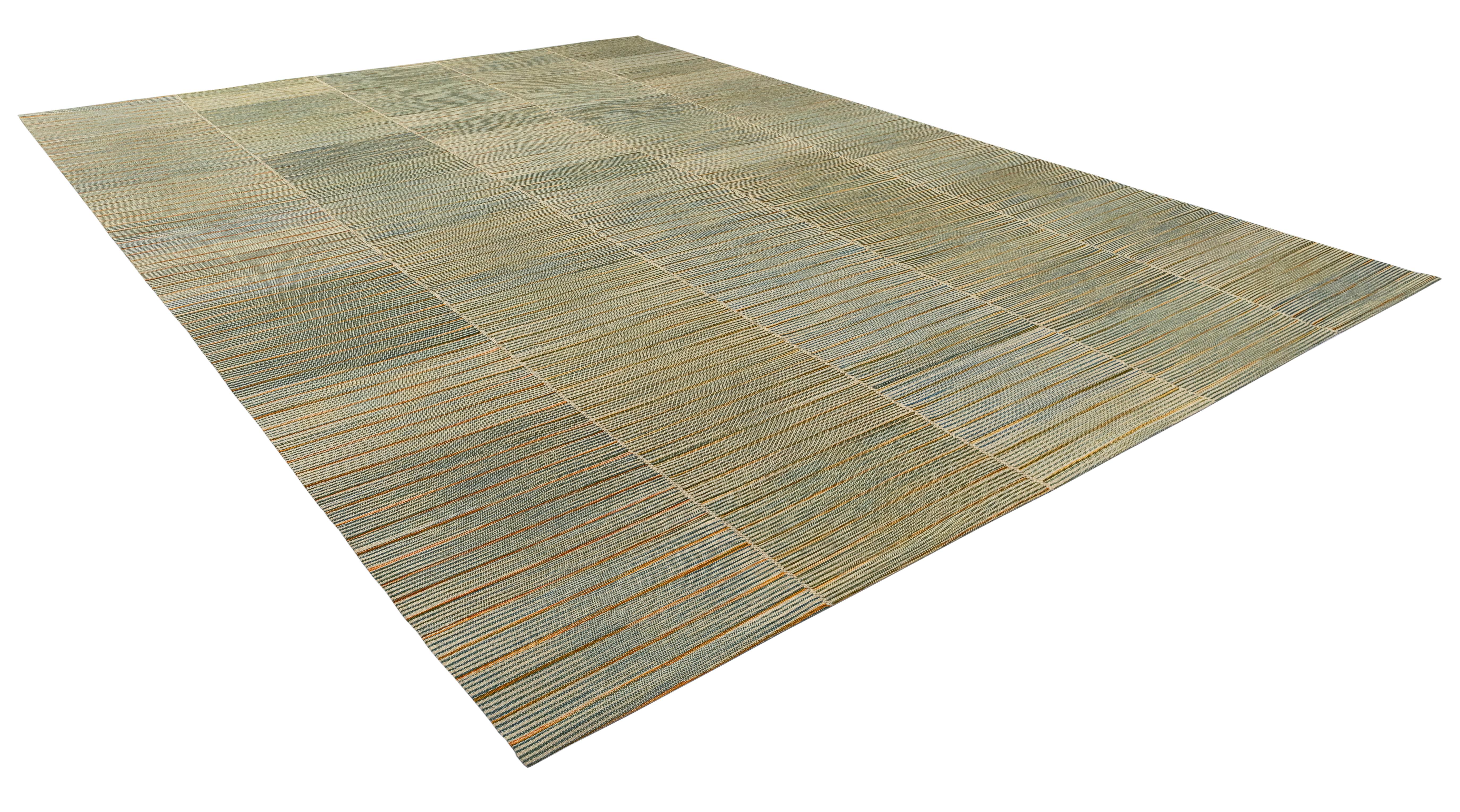 Mazandaran Kilim-Teppich  Handgewebtes Flachgewebe aus Wolle in Grün mit natürlichen Akzenten im Zustand „Neu“ im Angebot in New York, NY