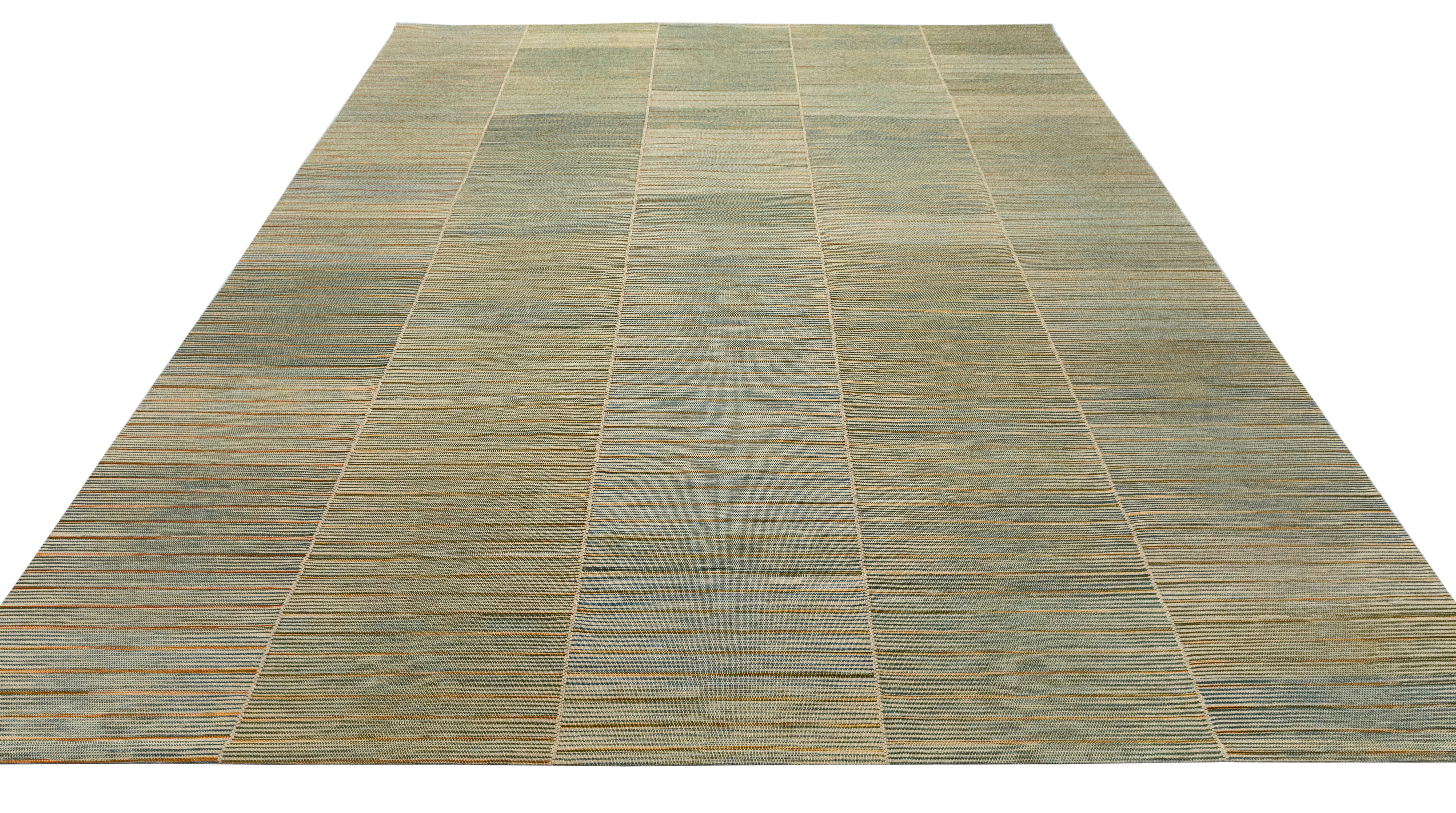 Mazandaran Kilim-Teppich  Handgewebtes Flachgewebe aus Wolle in Grün mit natürlichen Akzenten im Angebot 1