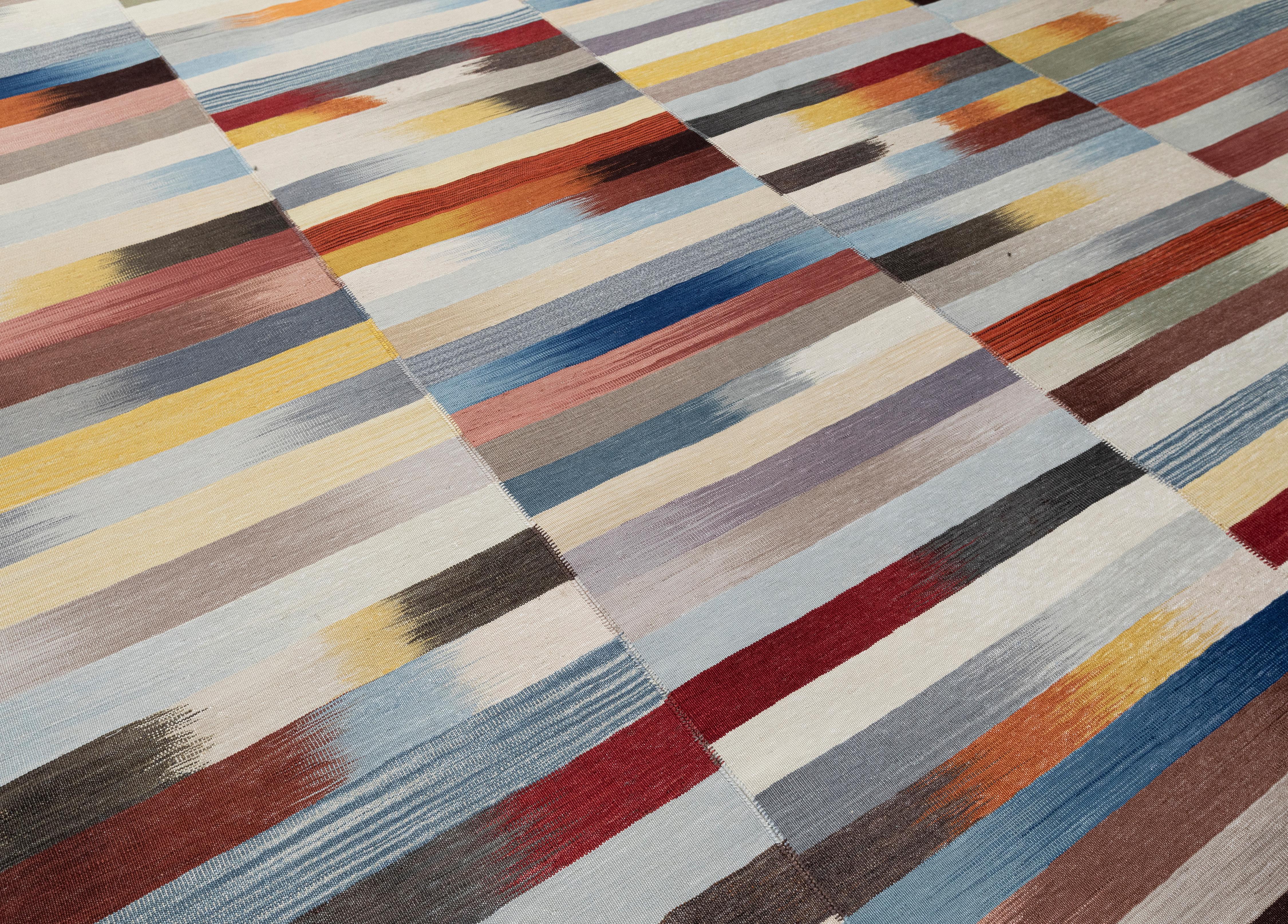 Dieser Mazandaran-Kilim-Teppich von Nasiri Carpets ist eine lebendige Interpretation der traditionellen iranischen Weberei und fängt den künstlerischen Geist der Stammeskelims in einer frischen, modernen Farbgebung ein. Dieses im Nordiran aus