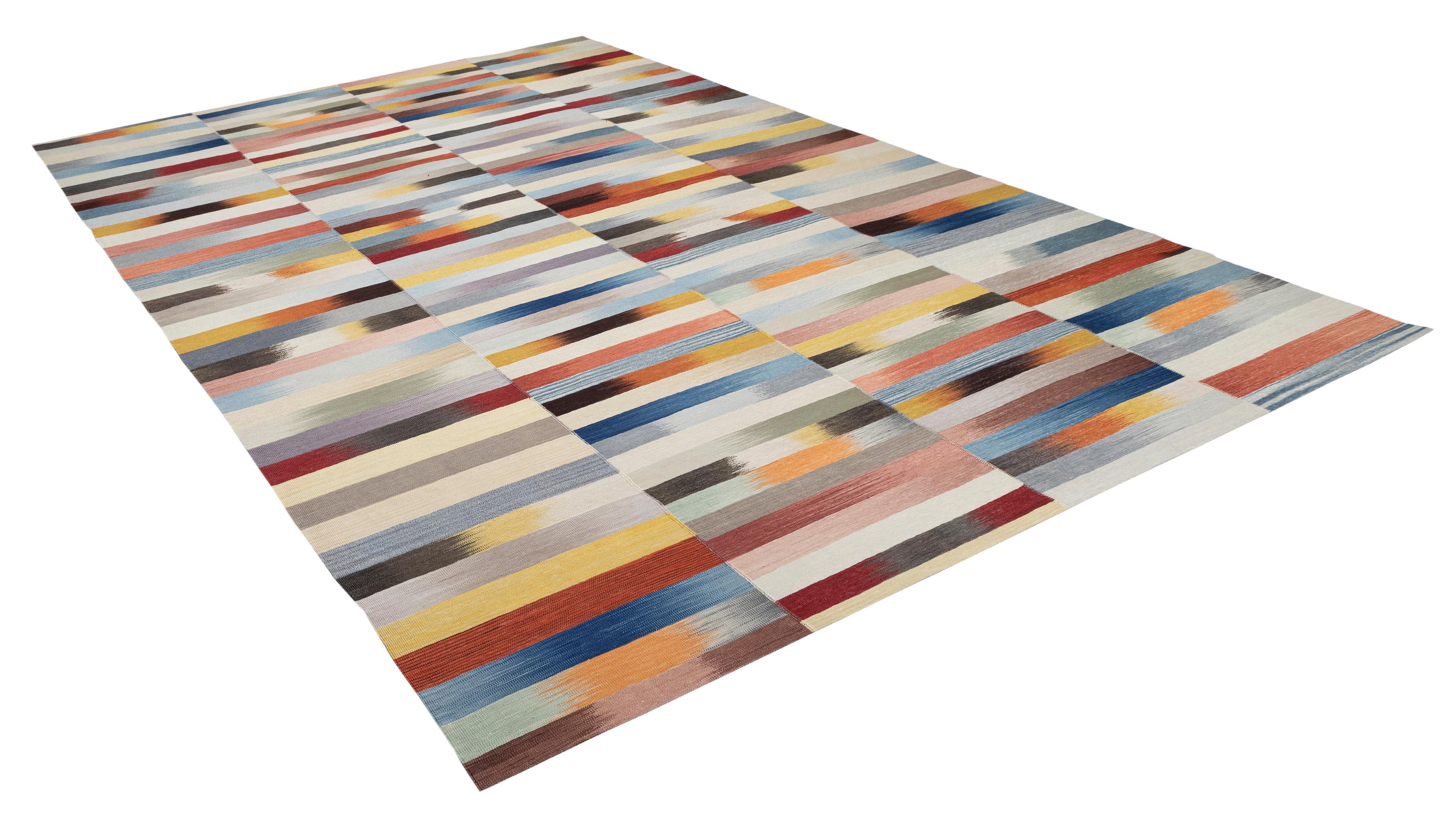 Mazandaran Kilim-Teppich  Modernes Flachgewebe mit Multicolor-Streifen  Handgewebte Wolle im Zustand „Neu“ im Angebot in New York, NY