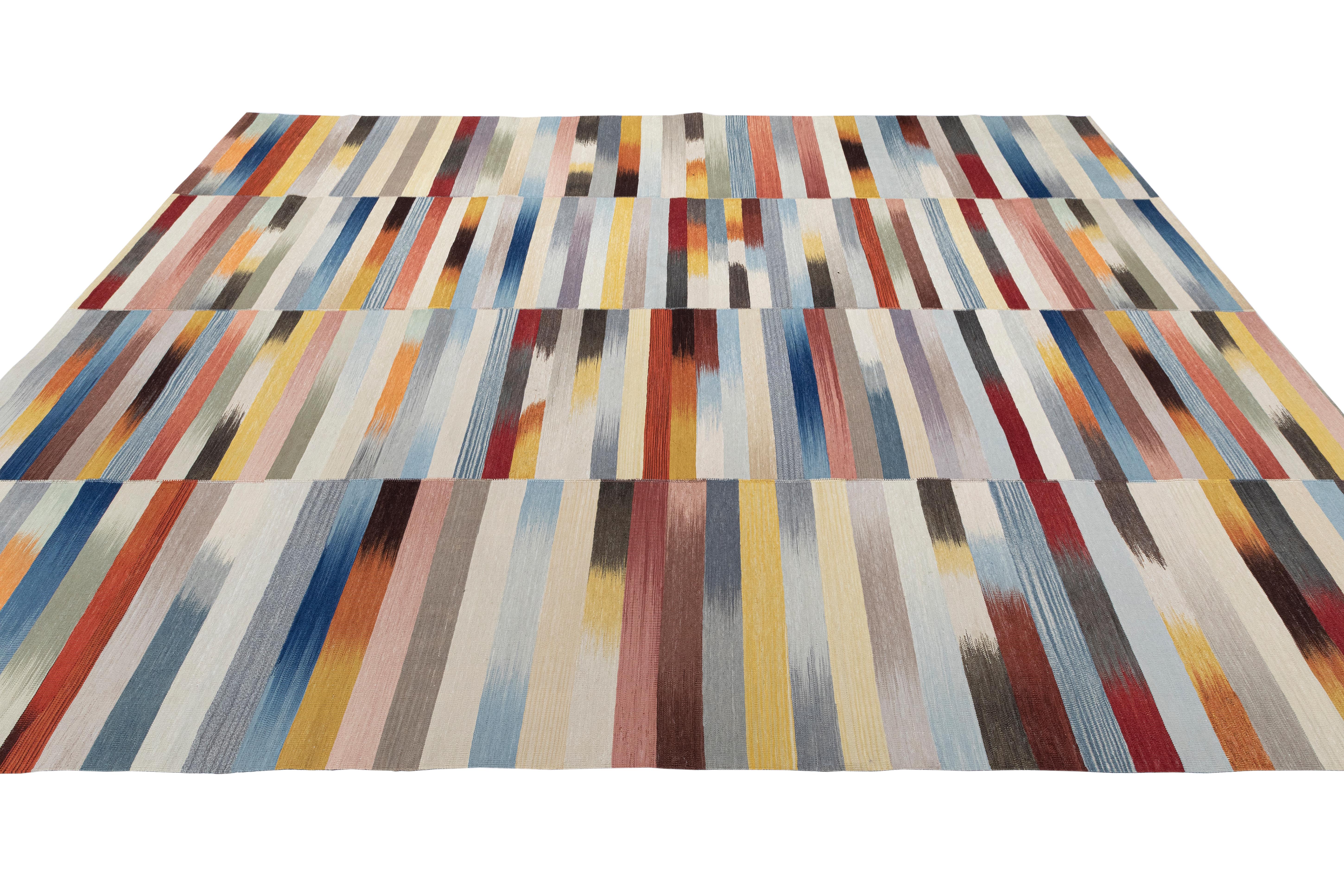 Mazandaran Kilim-Teppich  Modernes Flachgewebe mit Multicolor-Streifen  Handgewebte Wolle (21. Jahrhundert und zeitgenössisch) im Angebot