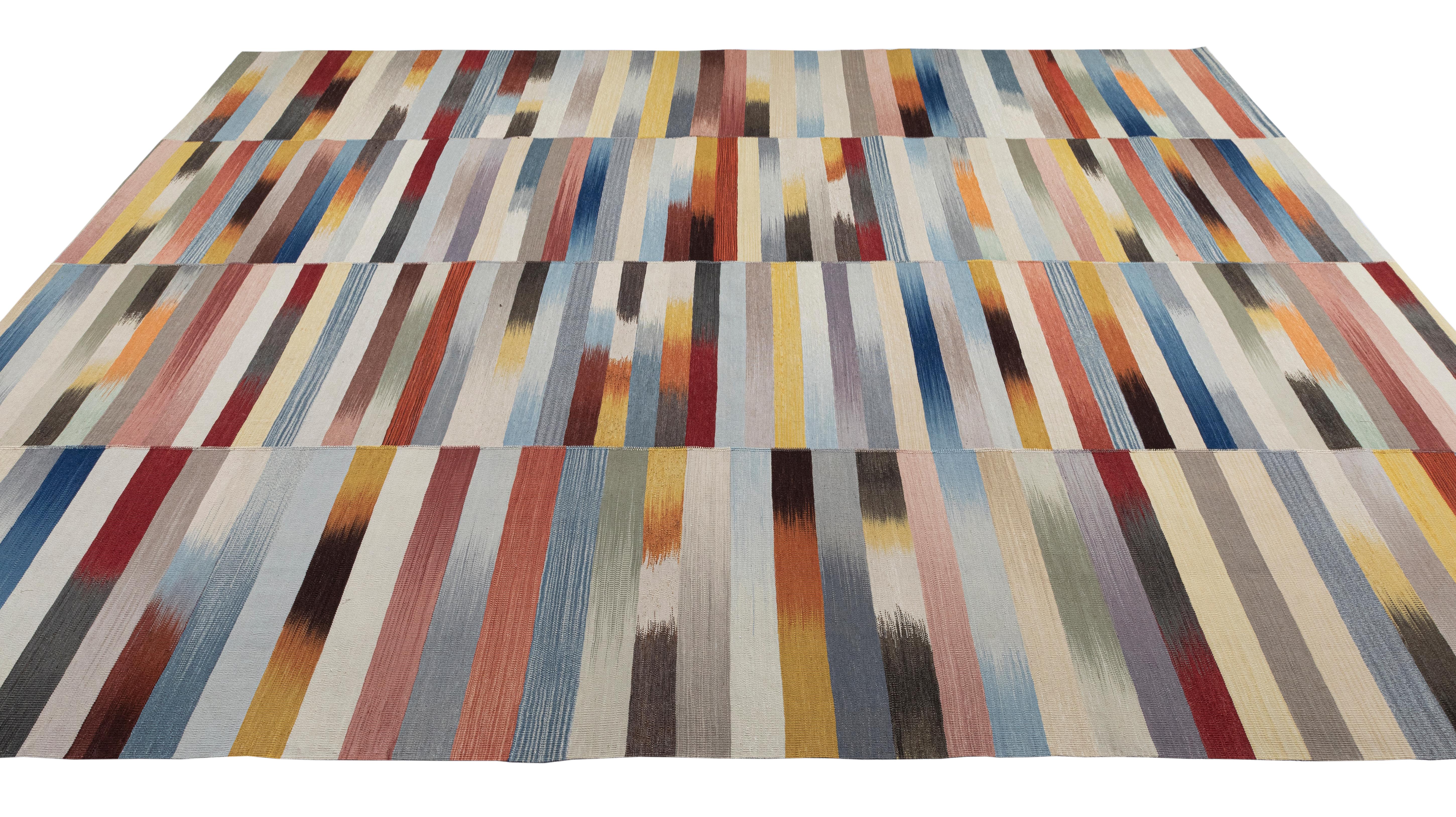 Mazandaran Kilim-Teppich  Modernes Flachgewebe mit Multicolor-Streifen  Handgewebte Wolle im Angebot 1