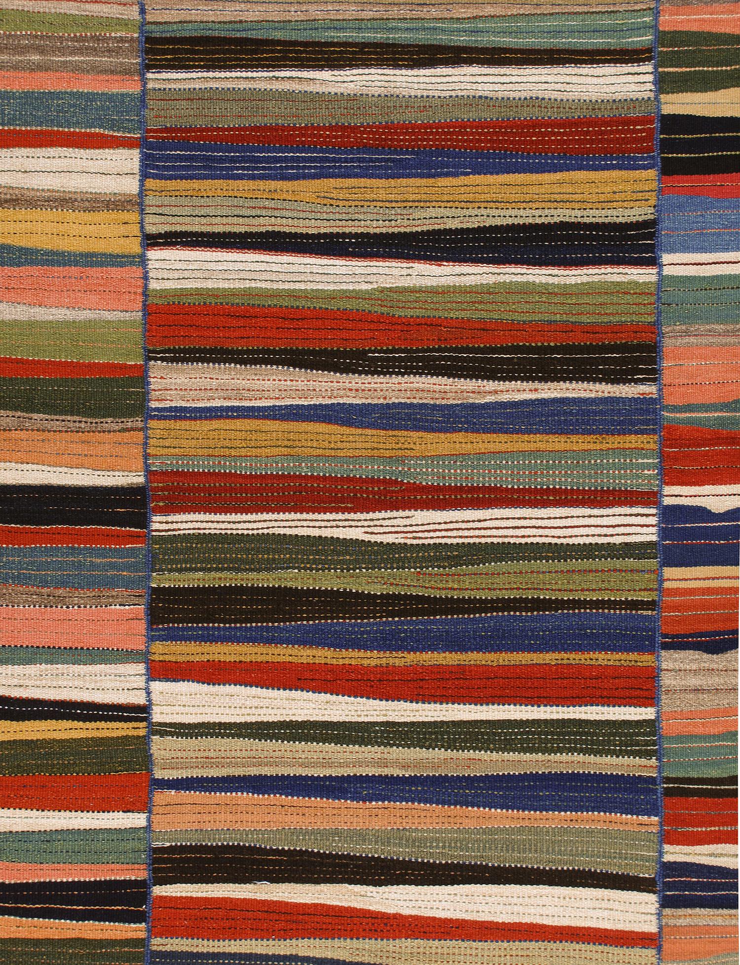 Unsere Mazandaran Collection'S unterstreicht die minimalistische Raffinesse, die es schon lange vor der Moderne gab.  Diese Teppiche sind von den Kelims inspiriert, die von persischen Frauen in der Provinz Mazandaran im nördlichen Zentraliran