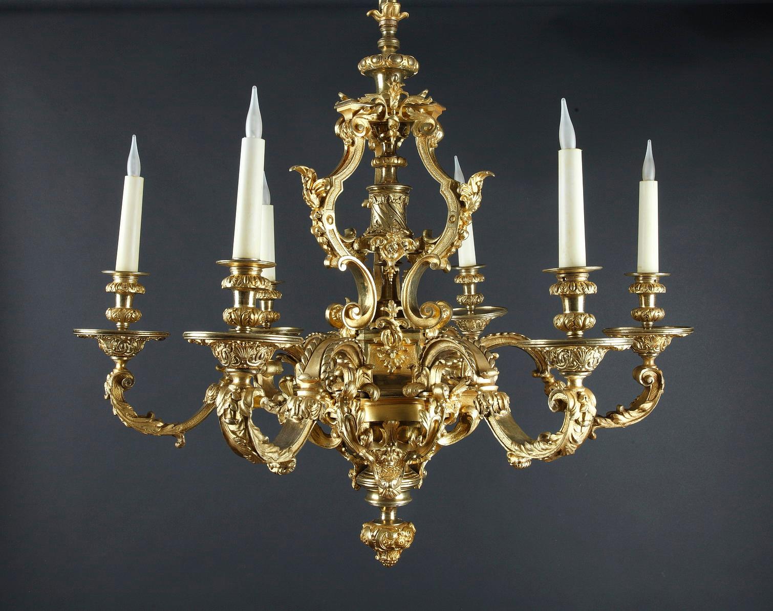 Rare chiseled and gilded bronze chandelier with six square section light-arms adorned with acanthus leaves et ending with delicately crafted binet and bobeches. The central baluster-shaped barrel richly decorated with foliage is framed by three