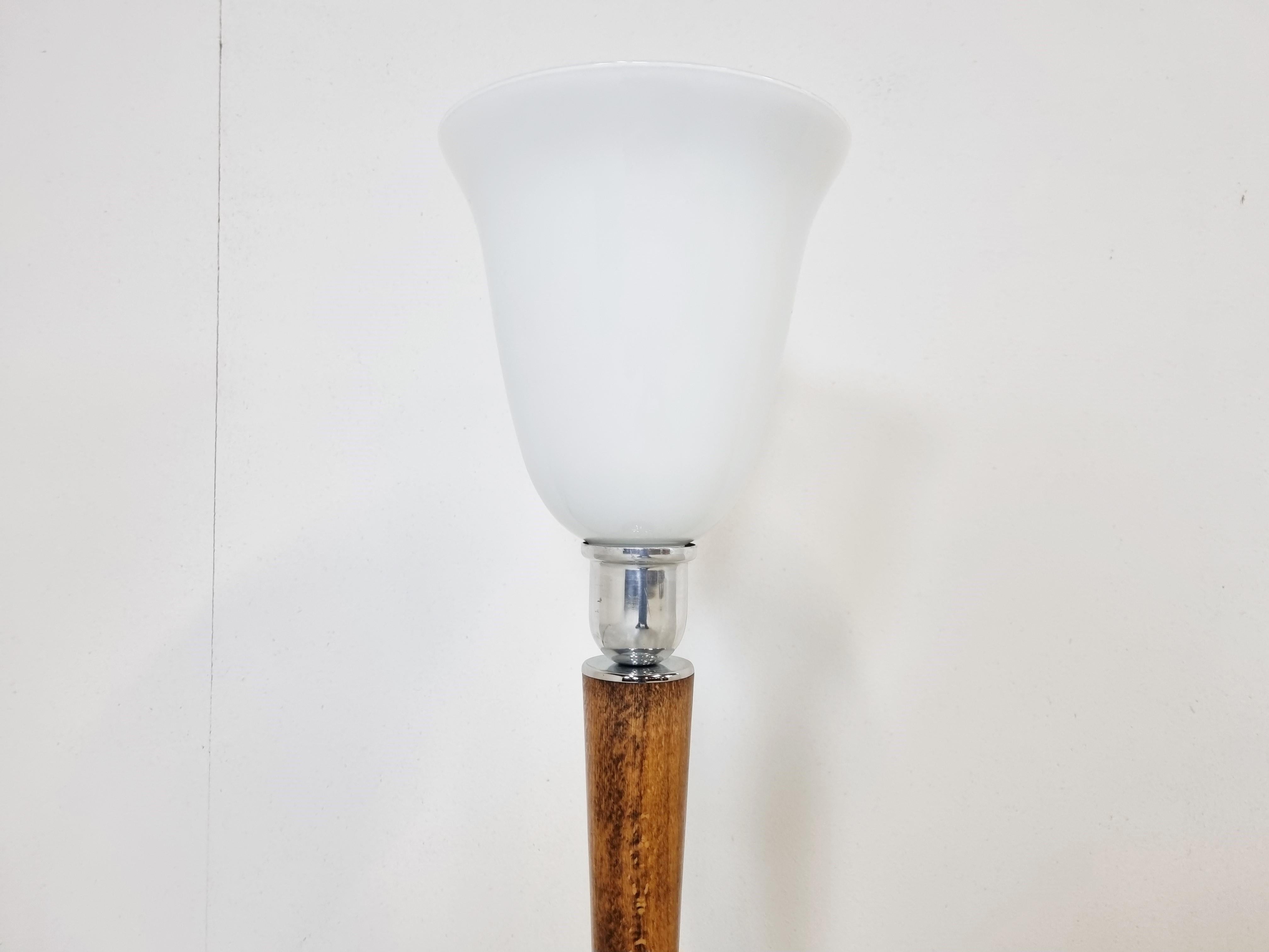 Elegant uplighter desk or table lamp by Mazda with original tulip shaped opaline glass.

Made from wood and nikkel plated metal.

Good original condition.

Tested and ready for use 

Dimensions: 
height: 64cm/25.19