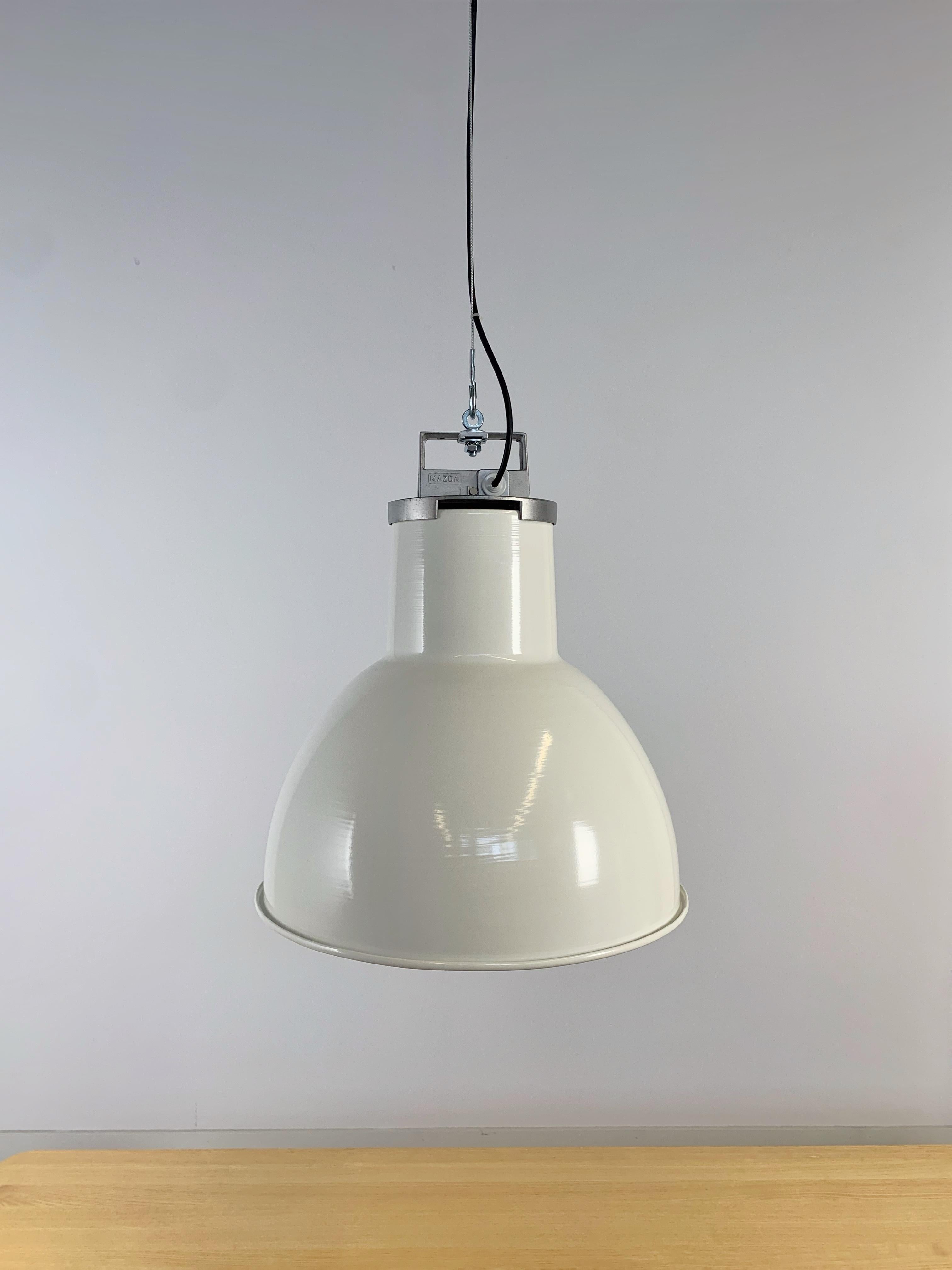 White Redesigned Industrial light pendant Mazda MLA1
These beautiful industrial design lamps come from old abandoned factories in France. The lamps were equipped with a 700 watt gas discharge lamp so that there was enough light to work. We upcycle