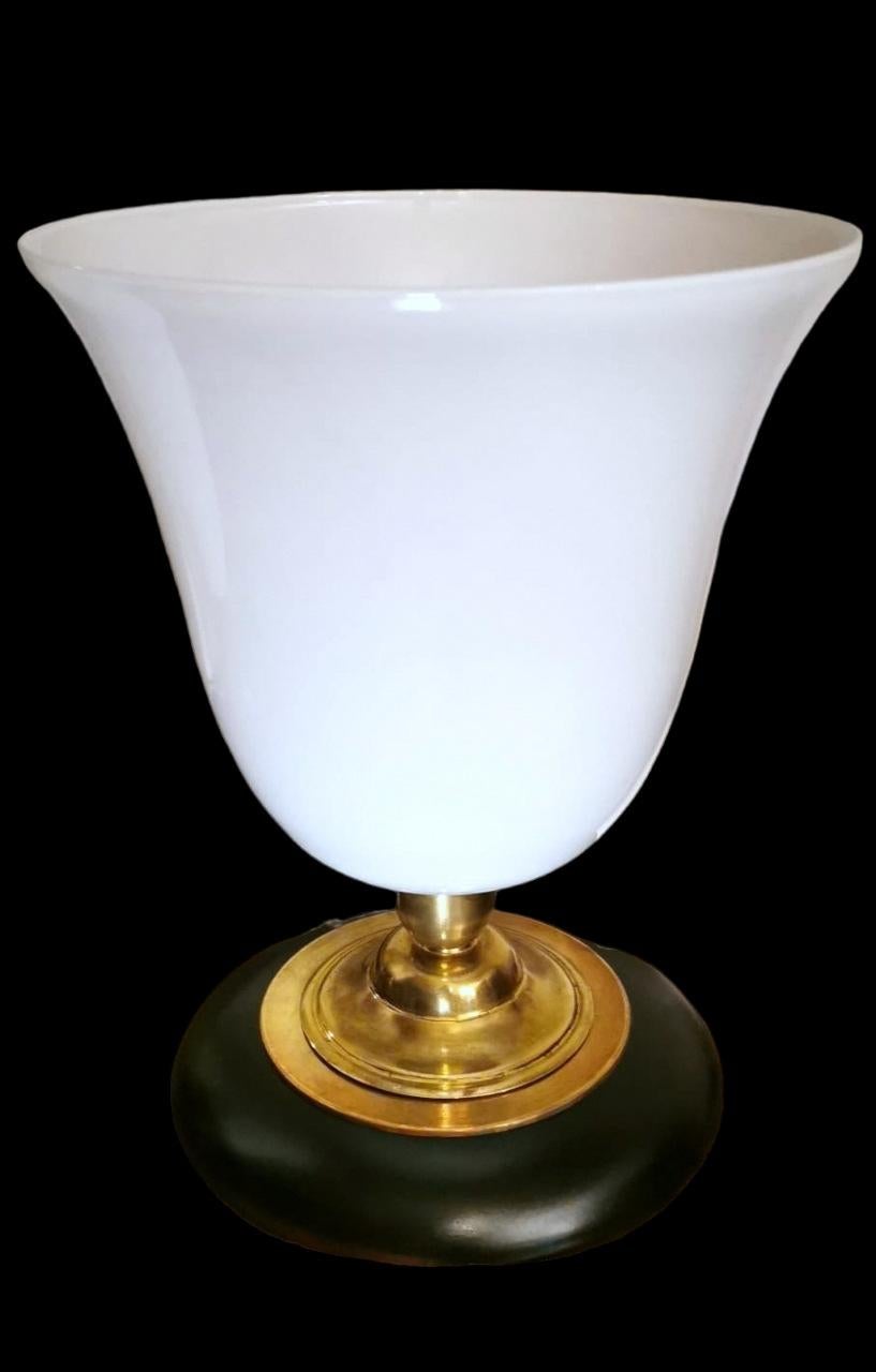 Nous vous suggérons de lire la description complète, car nous essayons de vous donner des informations techniques et historiques détaillées pour garantir l'authenticité de nos objets.
Lampe de table française iconique et simple ; le plateau est en