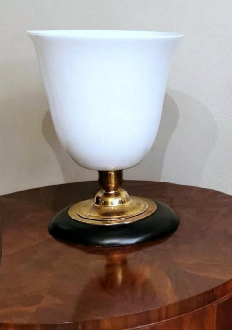 Mazda Style Art Deco Table Lamp Made of Opaline Glass, Brass and Wood In Good Condition For Sale In Prato, Tuscany