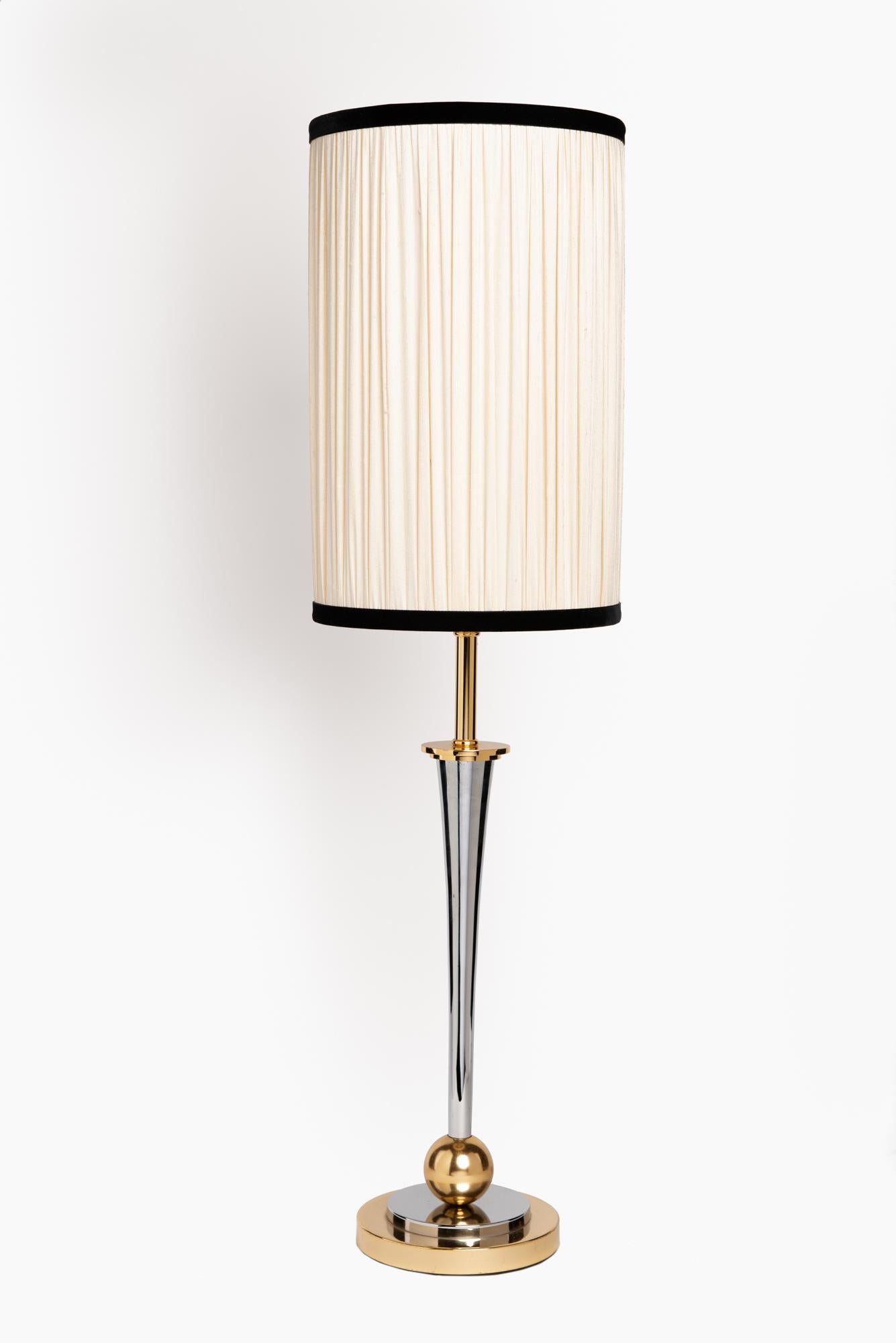 We kindly suggest you read the whole description, because with it we try to give you detailed technical and historical information to guarantee the authenticity of our objects.
Elegant and linear lamp in nickel and gilded brass; it was produced