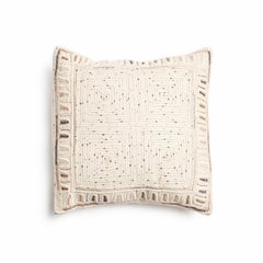 Housse de coussin « Maze Brown », entièrement brodée à la main sur du coton bio tissé à la main