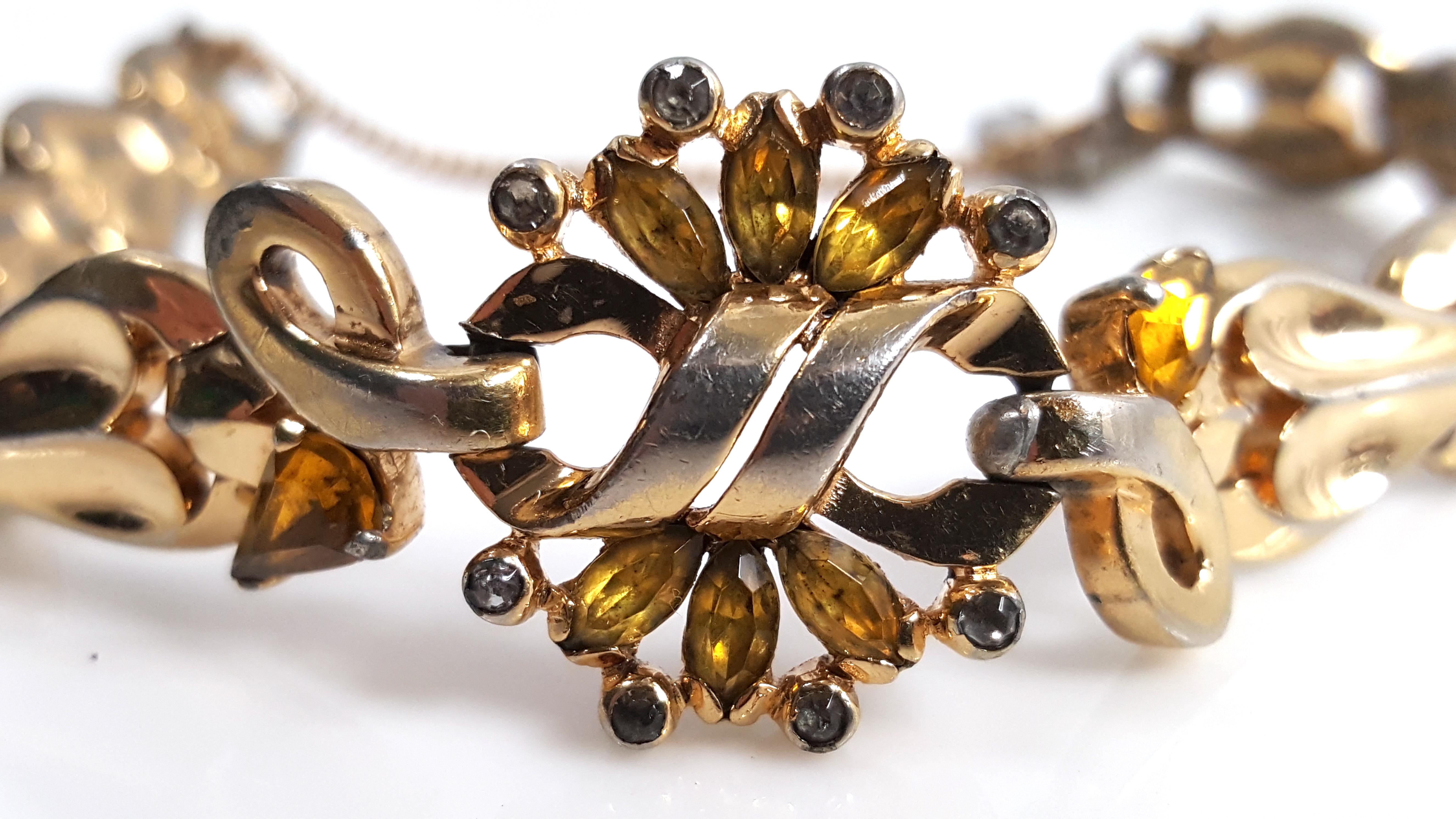 Joseph Mazer entwarf dieses Art-Deco-Armband mit stilisiertem Herz aus vergoldetem Metall, das auf dem silber-vergoldeten, mit klaren Kristallen verzierten Metallverschluss mit der frühesten Signatur 
