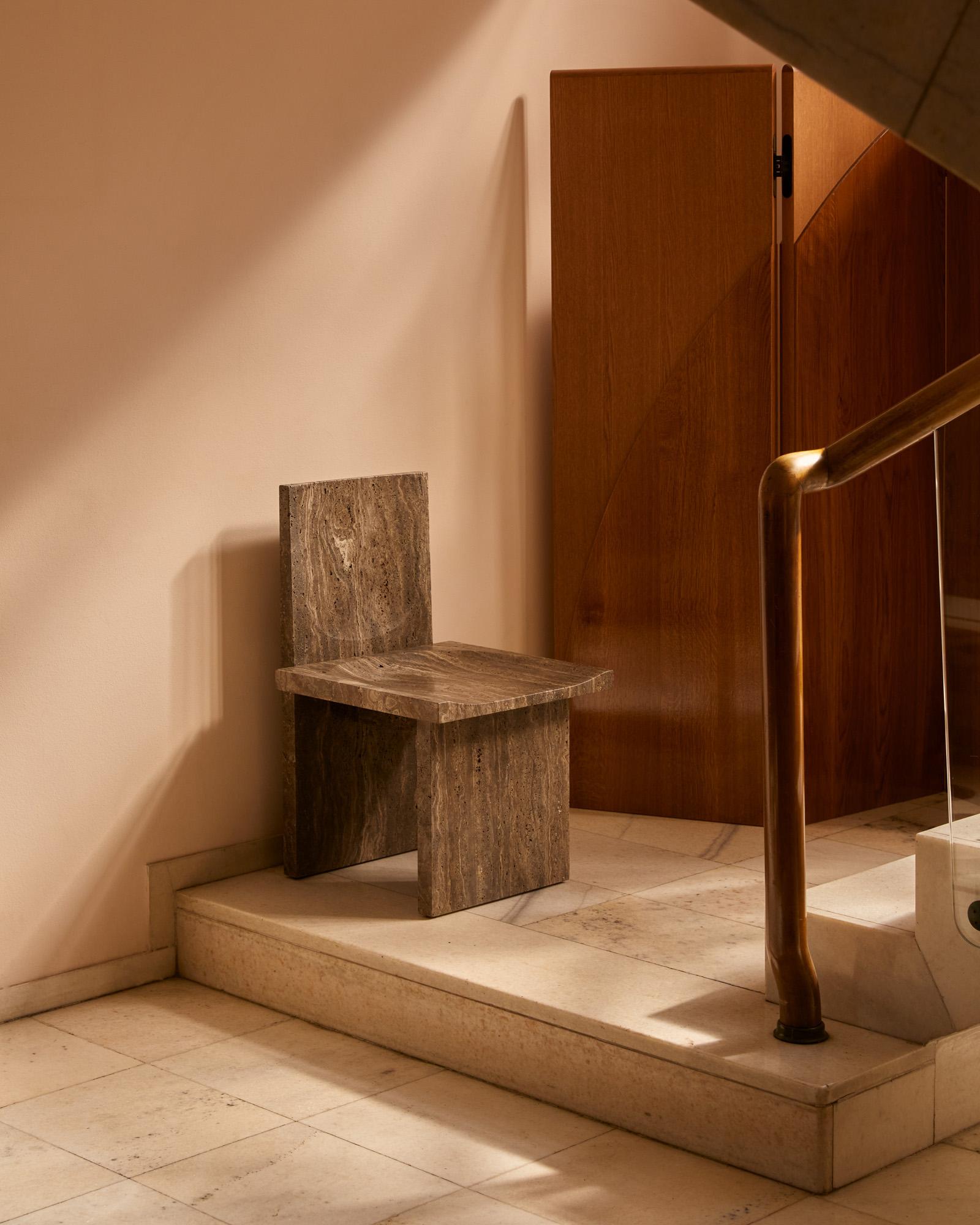 Sedia Mazer di Tom Fereday
Dimensioni: L. 35 x P. 35 x H. 55 cm
Materiali: Travertino massiccio.
Peso: 130 Kg. 

COLLECTION'S:
Mazer rappresenta una serie di sculture geometriche, ognuna delle quali è una celebrazione della bellezza fondamentale e