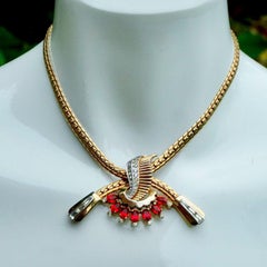Collar colgante Mazer chapado en oro con diamantes de imitación rojos y transparentes circa 1940s