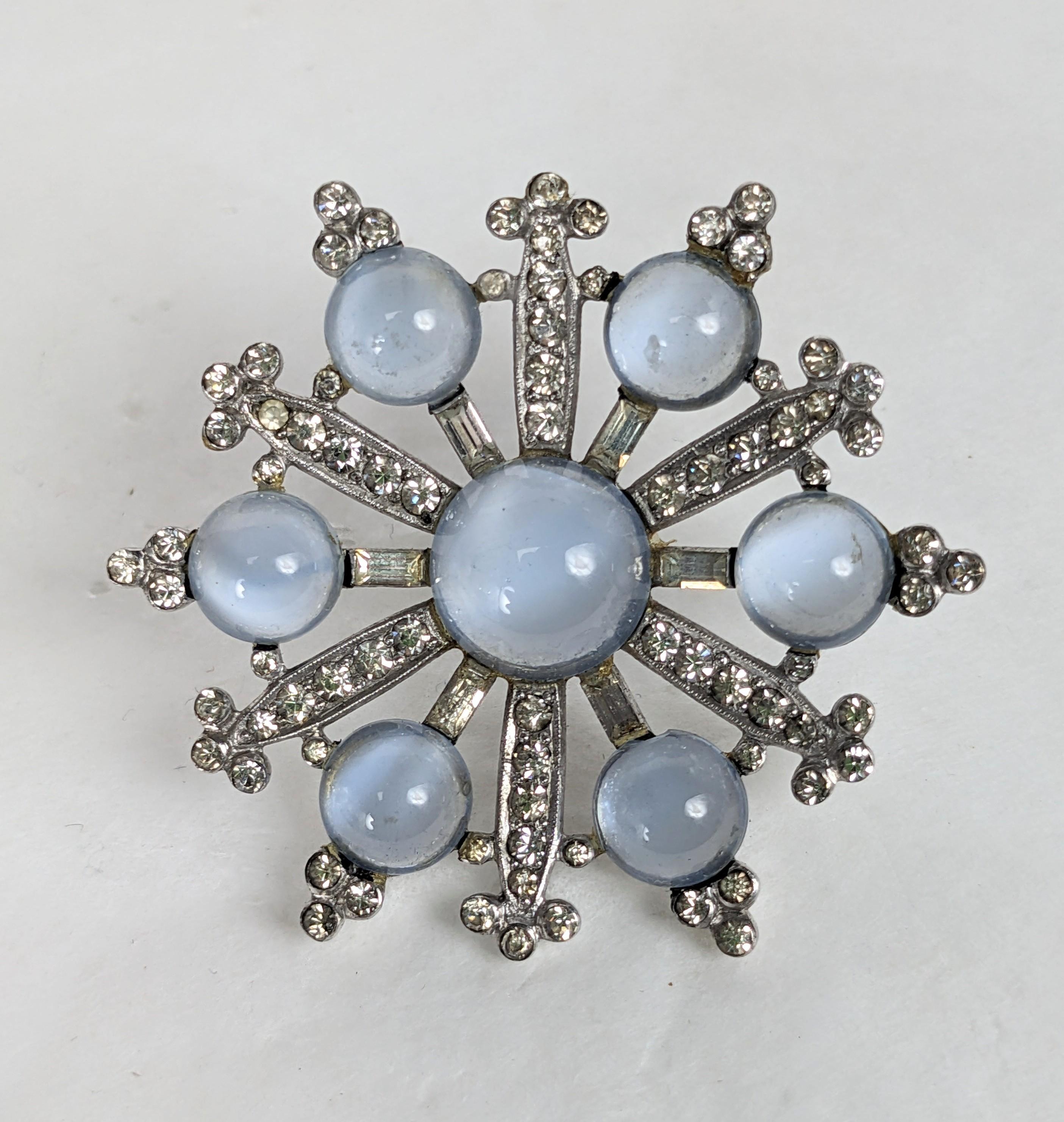 Broche de copo de nieve de piedra lunar retro de la década de 1940 de Mazer Sterling. Cabujones de imitación de piedra lunar engastados como gotas de hielo con cristales pavé y baguette. Años 40, EE.UU. Firmado Mazer. 5 cm de ancho. 