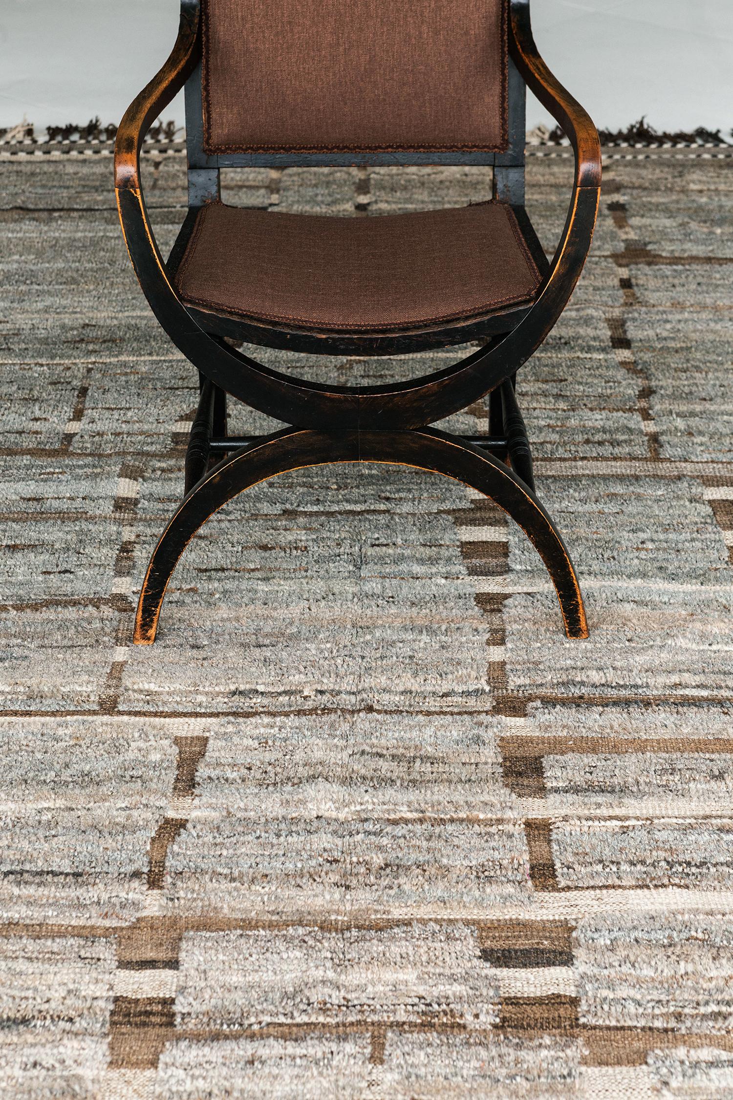 Maziere' è un pezzo di lana intrecciato a mano con elementi di design unici che rispecchiano la muratura romana. Questa lussuosa trama a righe in pile marrone e avorio e lo shag grigio-blu sono perfetti per un look contemporaneo. Maziere è stato