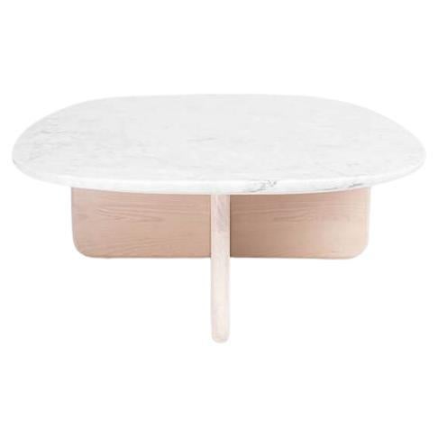 Les tables mégalithiques Lítica et Mazo se dressent comme des témoins silencieux du passage du temps, leurs formes sculptées avec des gestes qui font écho aux origines de la créativité humaine. Conçues par Design/One pour la collection Masa, ces
