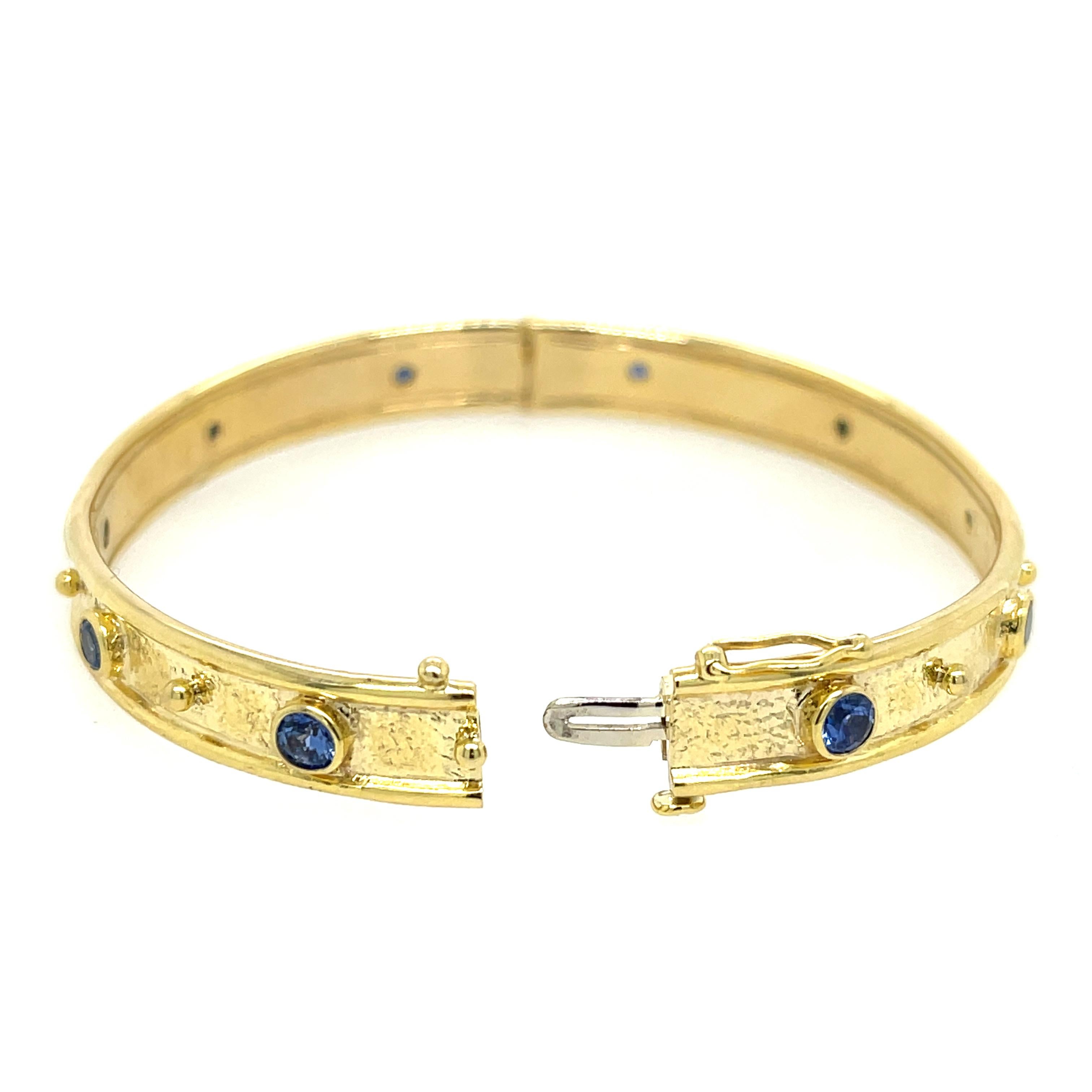 Round Cut Mazza 14k Sapphire Hammered Bangle For Sale