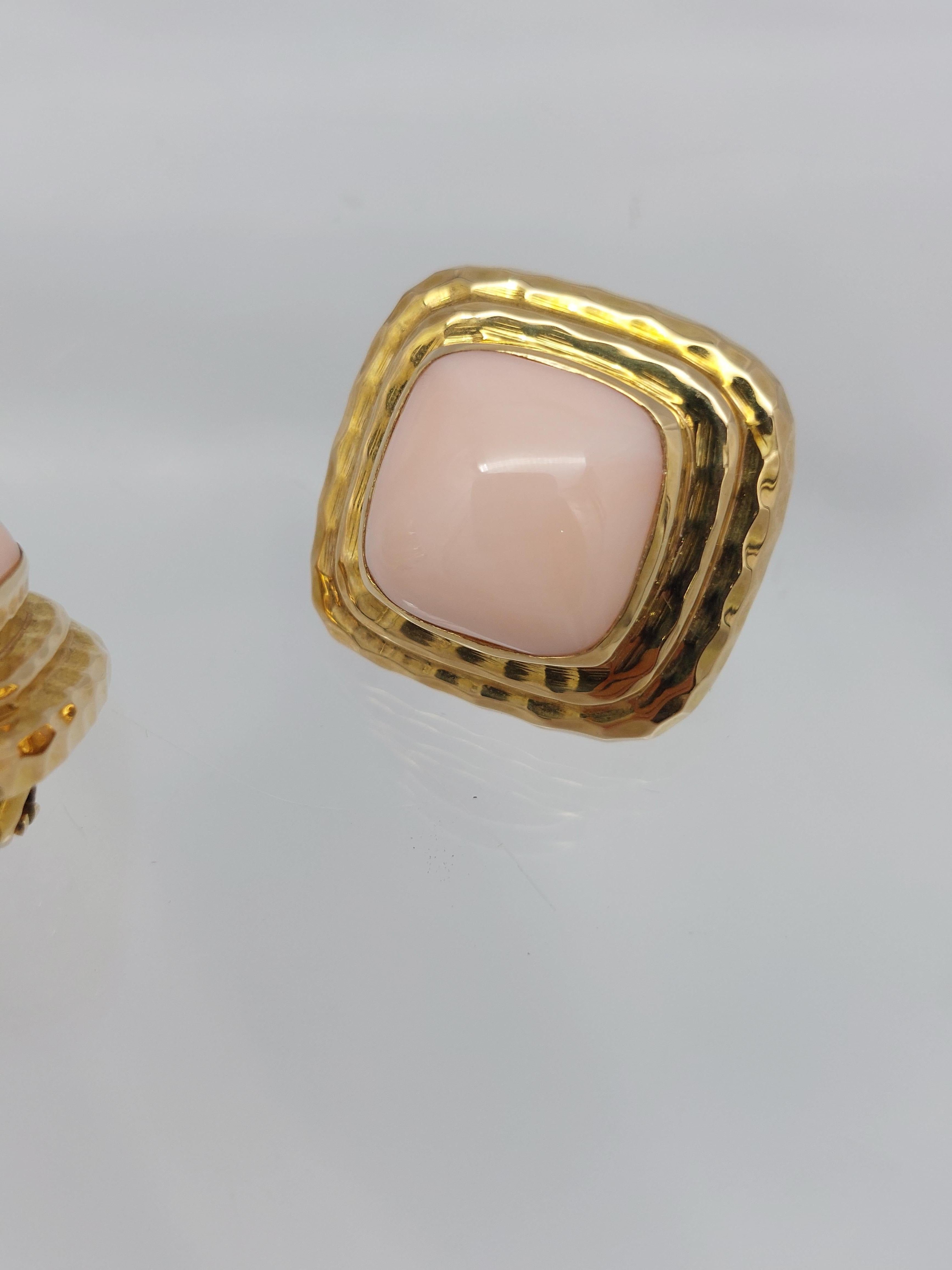 Taille cabochon Boucles d'oreilles corail peau d'ange et or jaune 14 carats de Mazza en vente