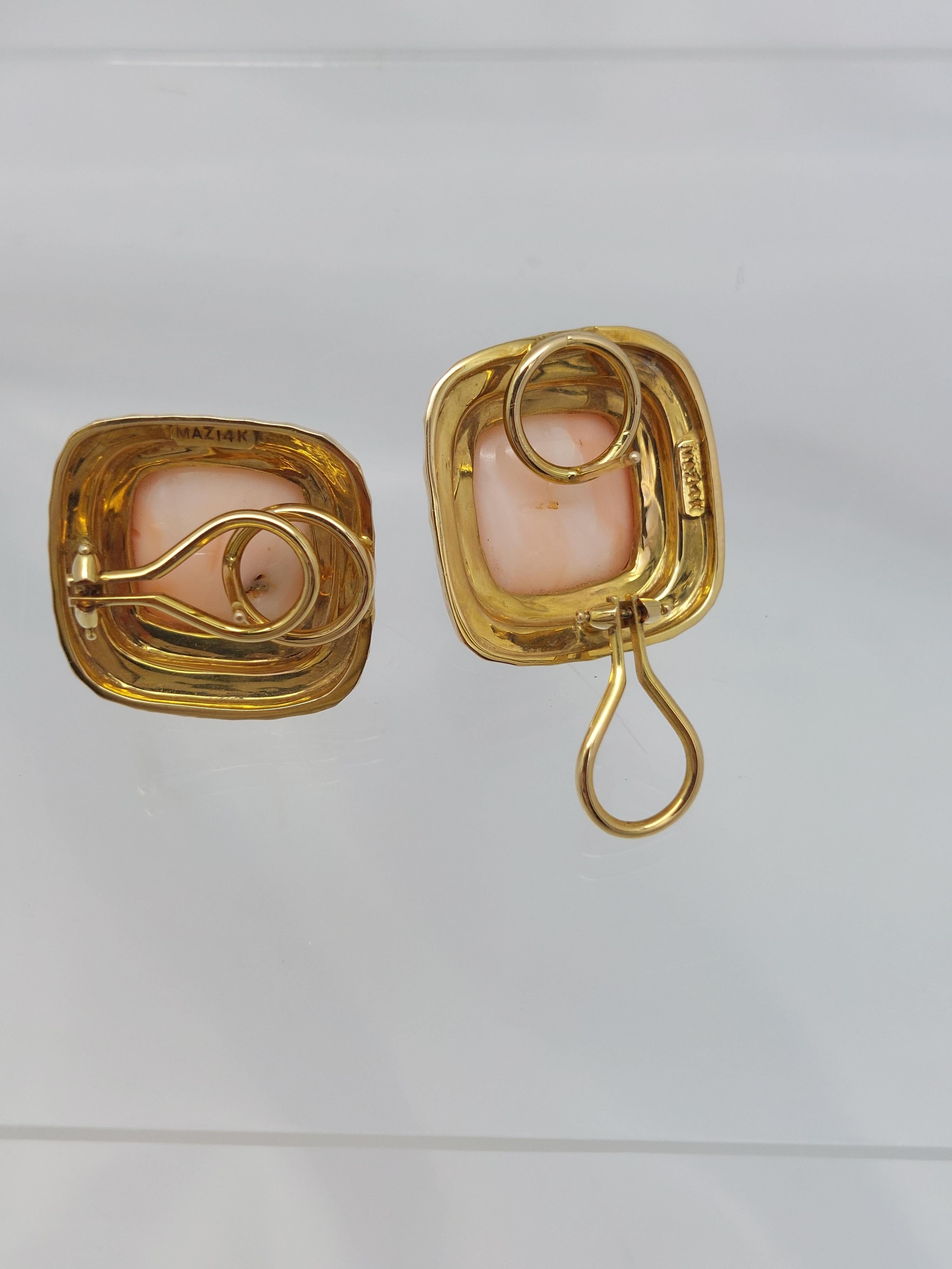 Boucles d'oreilles corail peau d'ange et or jaune 14 carats de Mazza Neuf - En vente à Vero Beach, FL