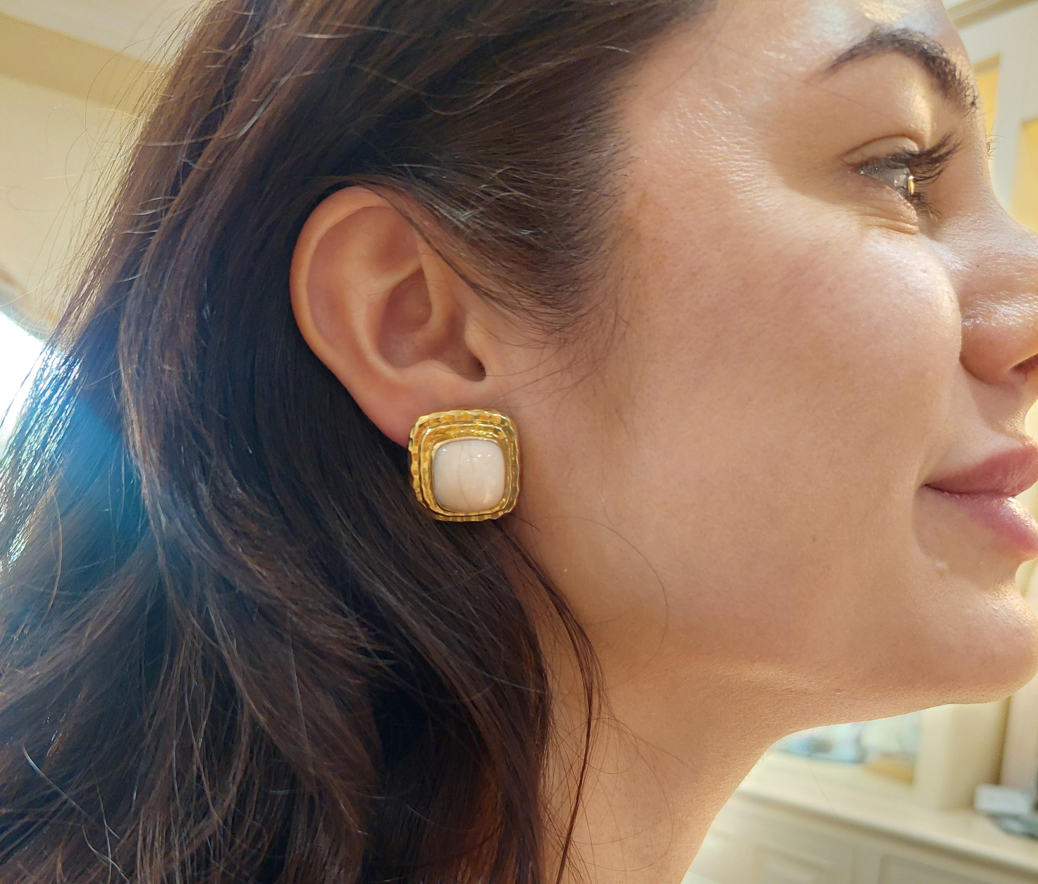 Boucles d'oreilles corail peau d'ange et or jaune 14 carats de Mazza en vente 2