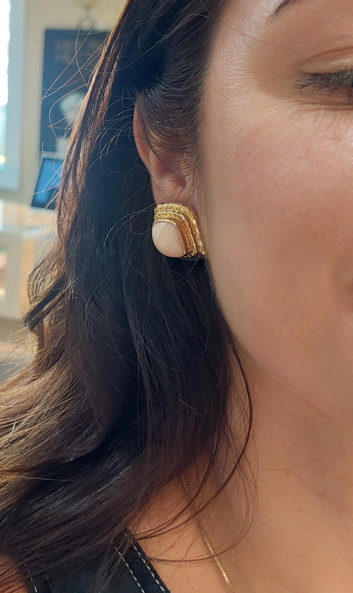 Boucles d'oreilles corail peau d'ange et or jaune 14 carats de Mazza en vente 3