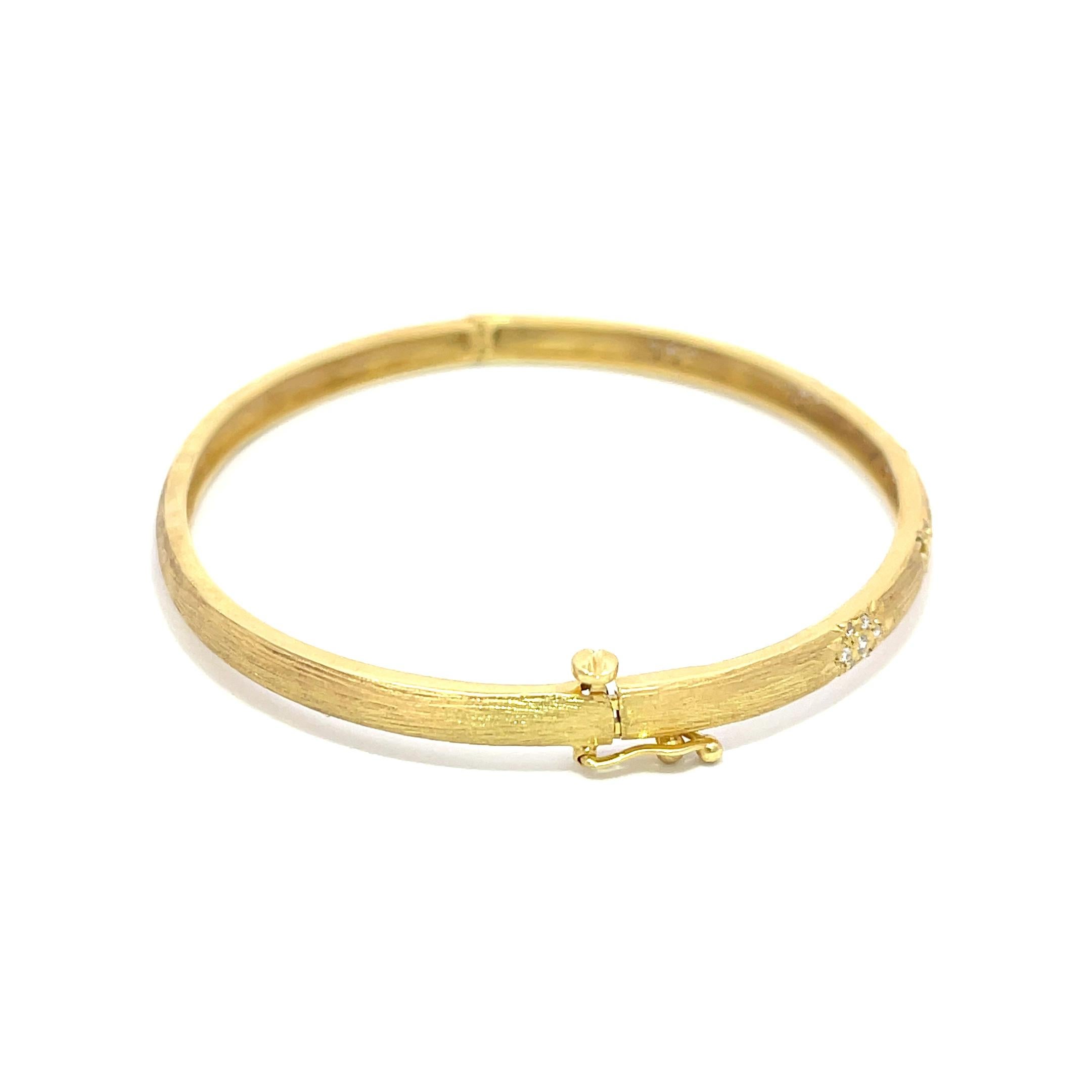 Bracelet en or jaune 1 4K avec diamants Florentine de Mazza. Le bracelet est orné de 0,20ctw de diamants ronds de taille brillante.

Diamètre de 2,5 pouces

4mm de large
10,57 grammes