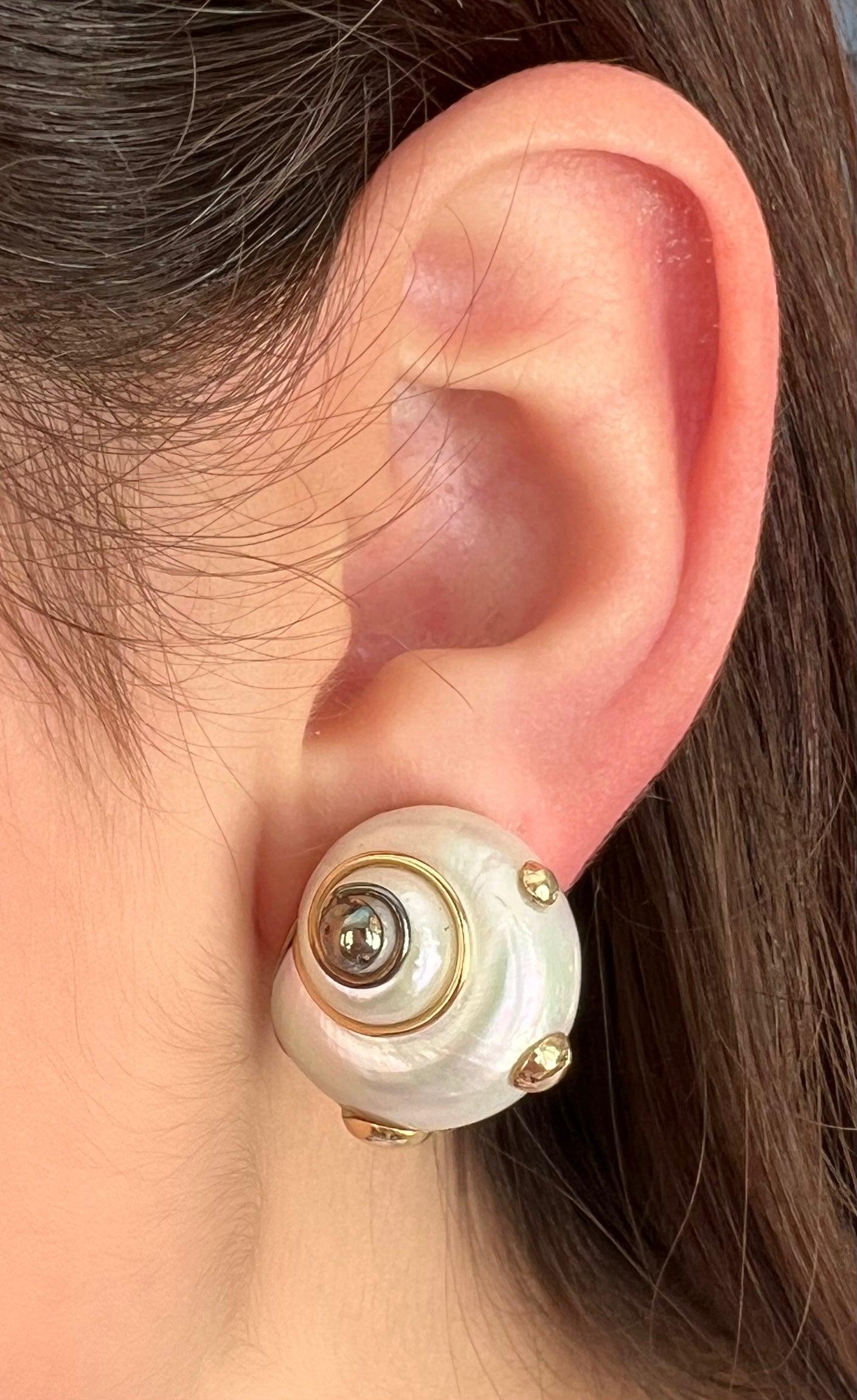 Pendientes Mazza de madreperla y concha de oro amarillo de 14 quilates Sin cortar en venta