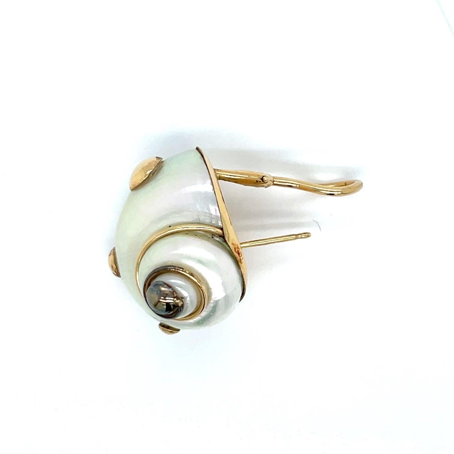 Pendientes Mazza de madreperla y concha de oro amarillo de 14 quilates en venta 2