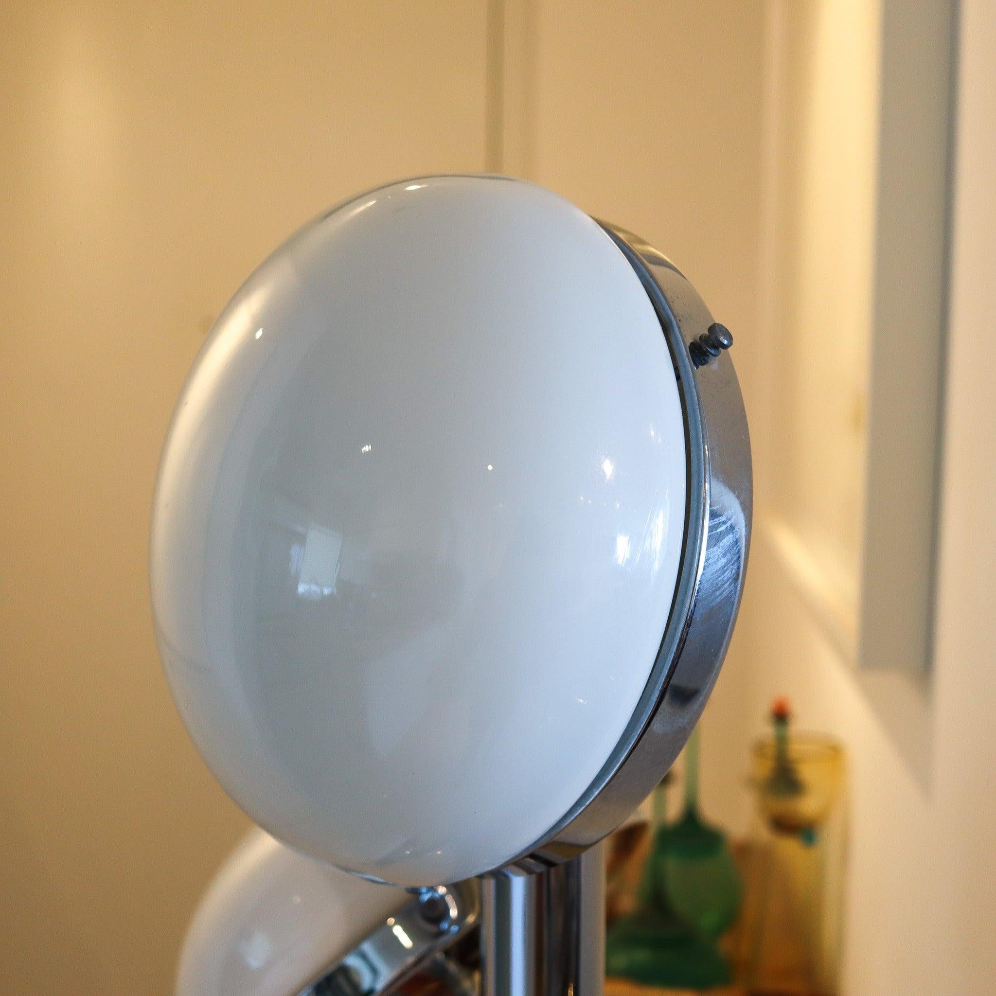 MAZZEGA 1960 Lampada da terra alta modernista in cromo lucido e globi in vetro latteo in vendita 2