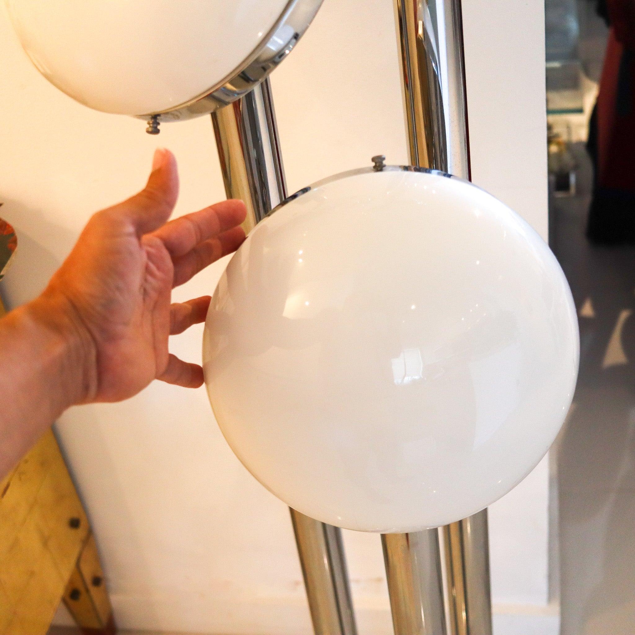 MAZZEGA 1960 Lampada da terra alta modernista in cromo lucido e globi in vetro latteo in vendita 3