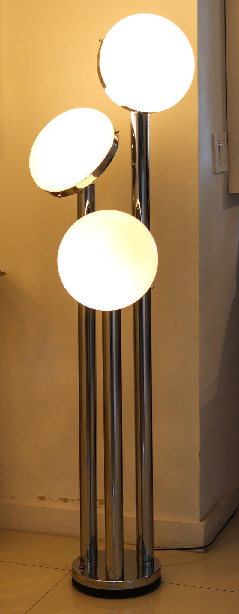 Lampada da terra disegnata da Mazzega.

Questa è una bellissima lampada da tavolo da terra Mazzega creata durante il periodo del modernismo di metà secolo, negli anni 1960-1970. La grande lampada da terra è vintage ed è stata progettata con motivi